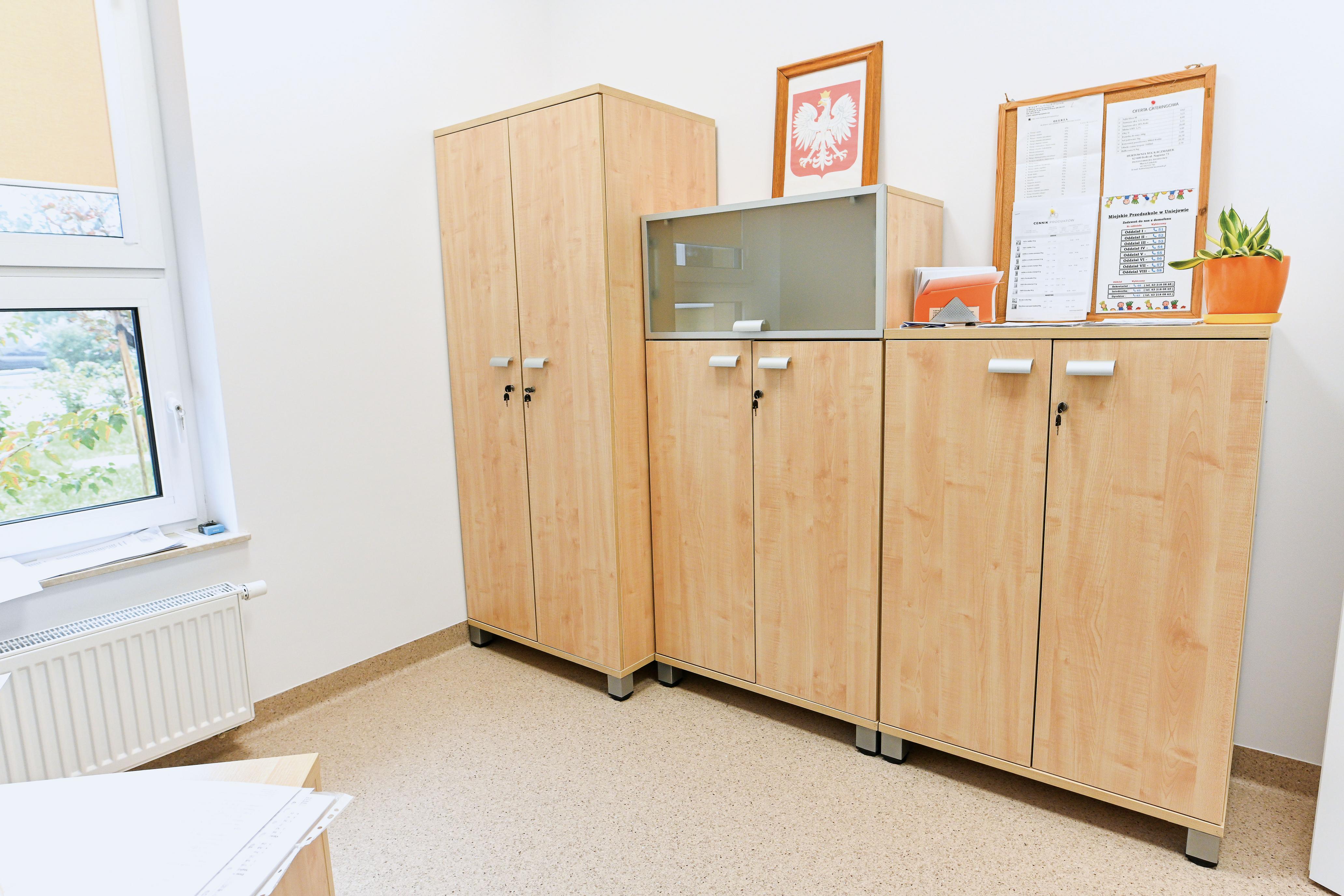 OPTO Kleiderschrank 190 – Perfekt für Personal & Schüler