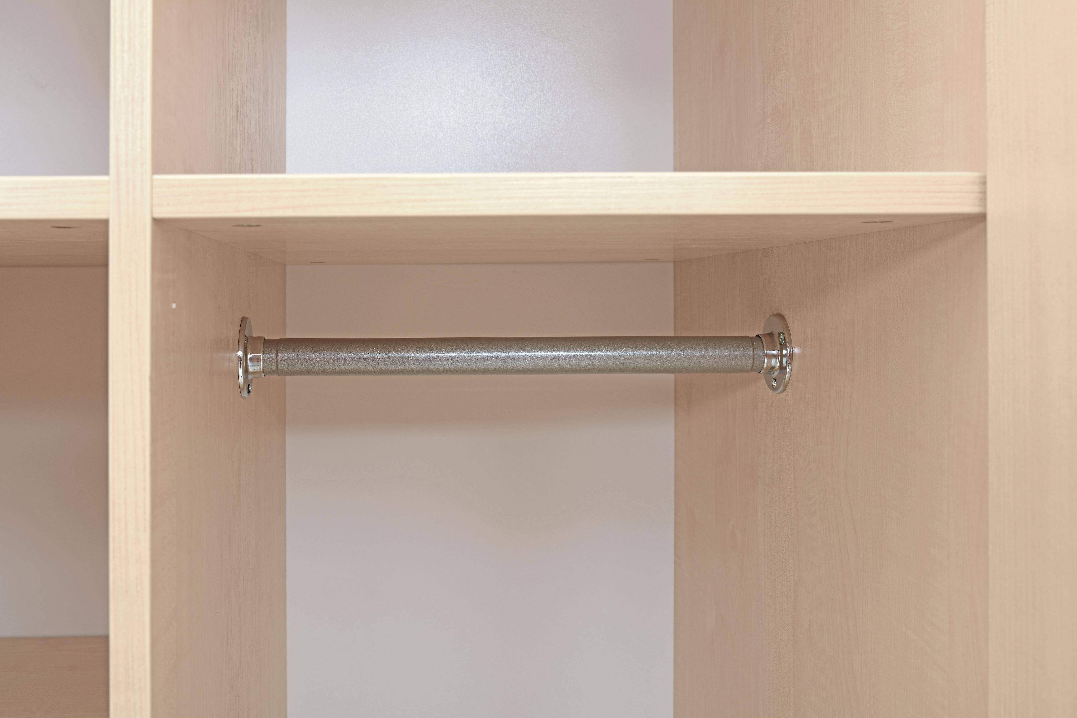 Kleiderstange im OPTO Kleiderschrank für Personal und Schüler.