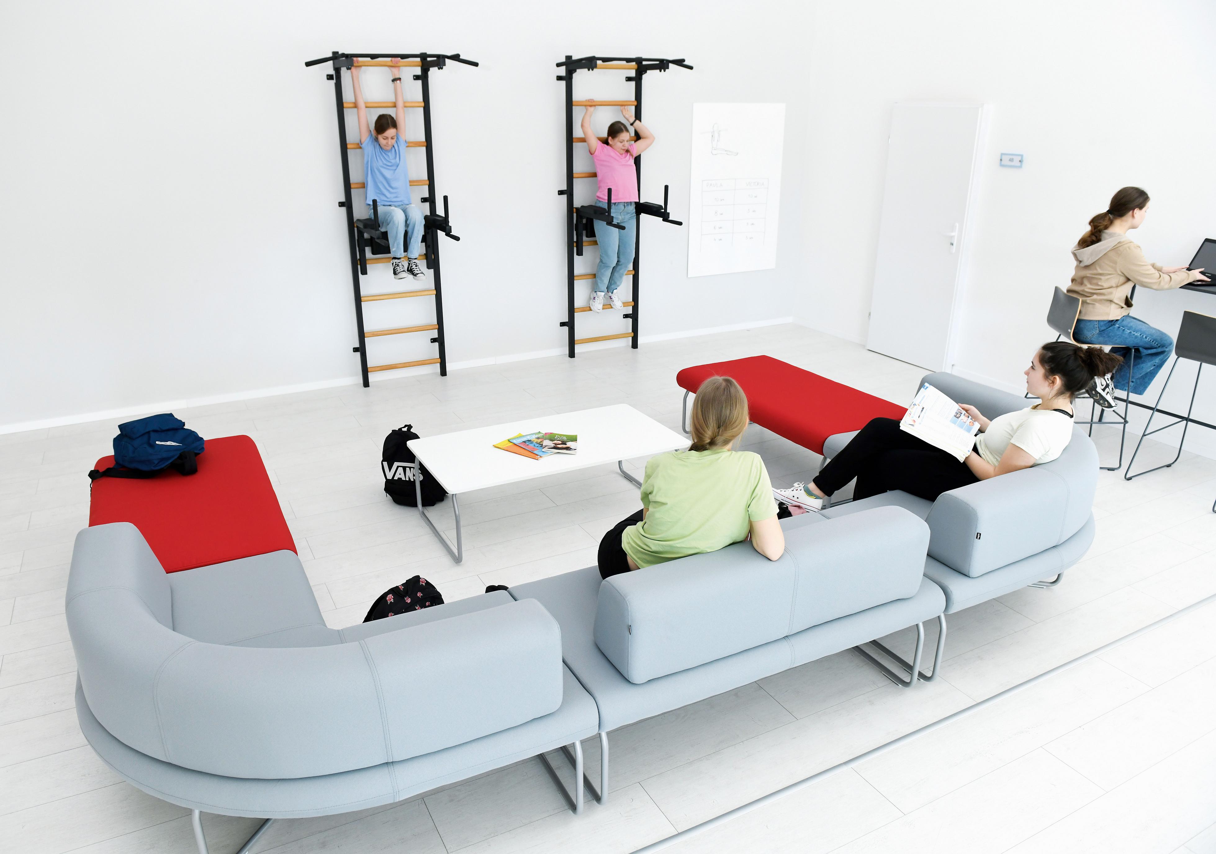 Sitzlandschaft Flow 5 in modernem Raumumfeld.