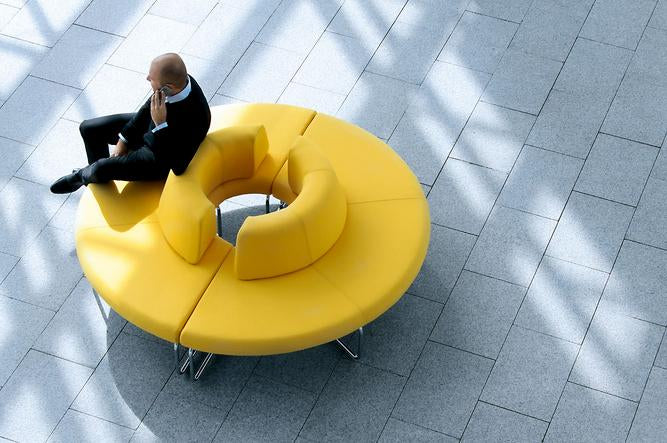 Sitzlandschaft Flow 2 in modernem, öffentlichem Raum.