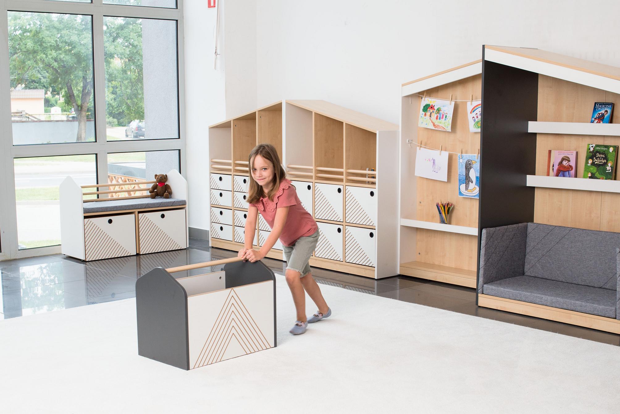 FLO Rollbehälter für Bücher mit Tragegriff in Aktion. - Produkt wird im Kindergarten oder Schule genutzt.