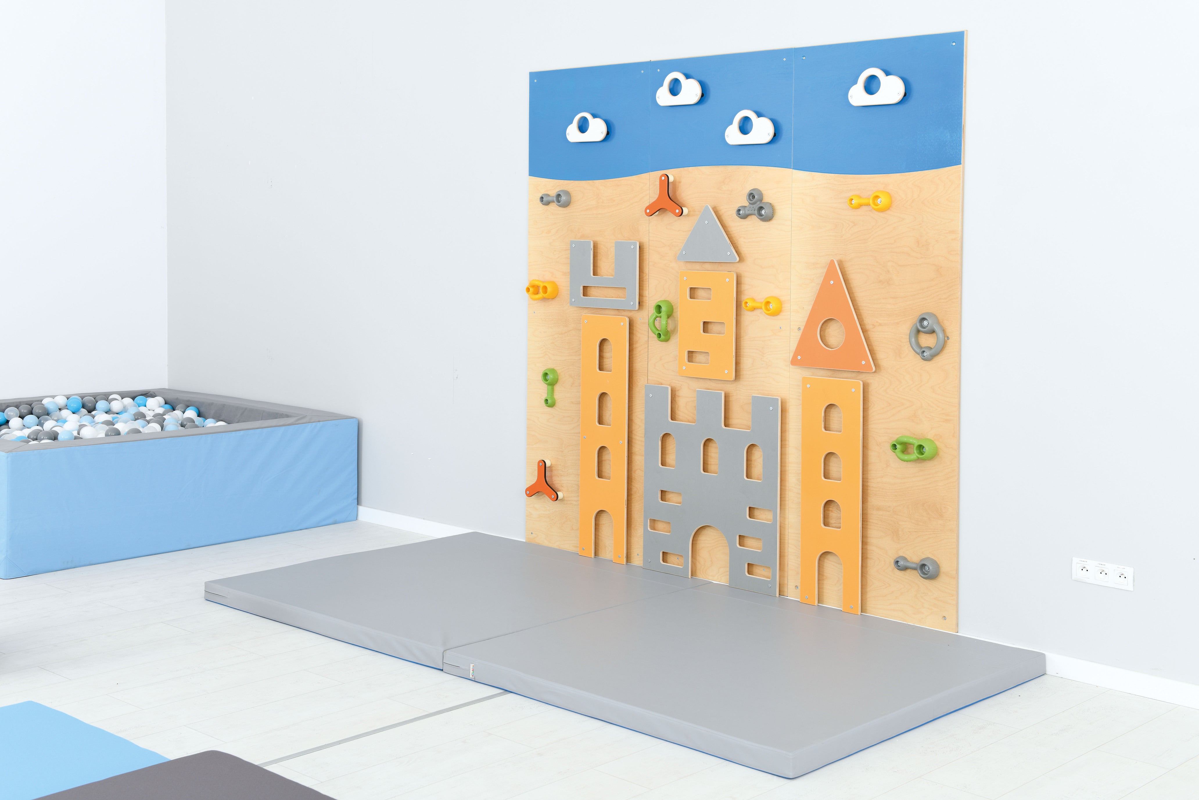 Fallschutzmatte für Kindergarten an Kletterwand