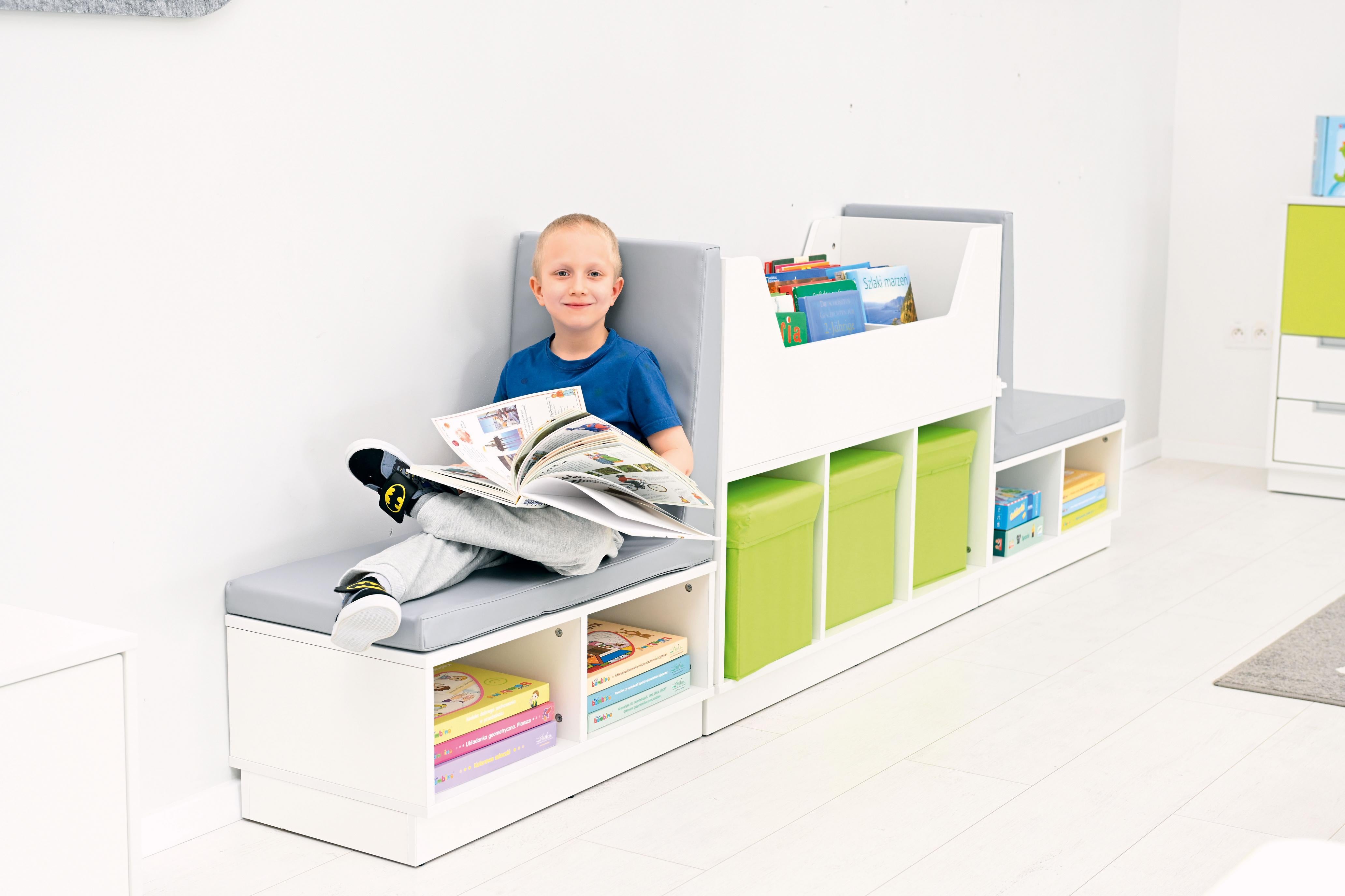 Kind im Kinderzimmer mit Quadro Bücherkahn, Bücherregal. - Produkt wird im Kindergarten oder Schule genutzt.