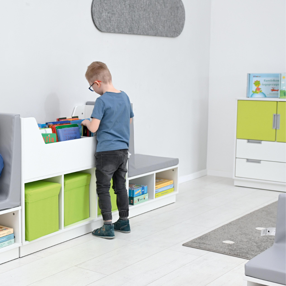 Kind stöbert in der Leseecke im Kindergarten