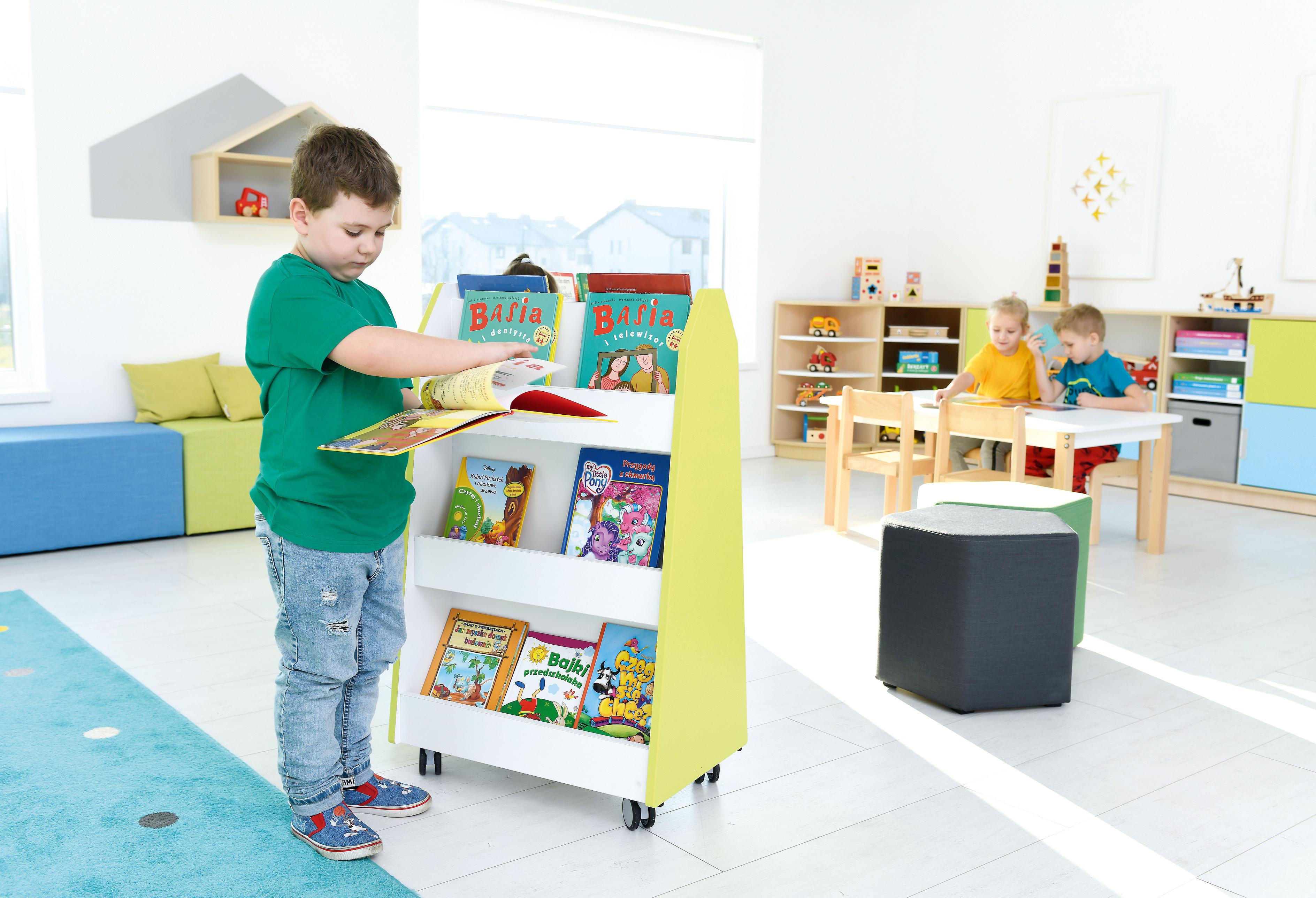 Kinder nutzen zweiseitiges Bücherregal im Gruppenraum. - Produkt wird im Kindergarten oder Schule genutzt.