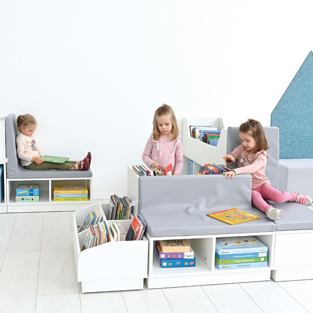 Kinder stöbern in der Leseecke im Kindergarten