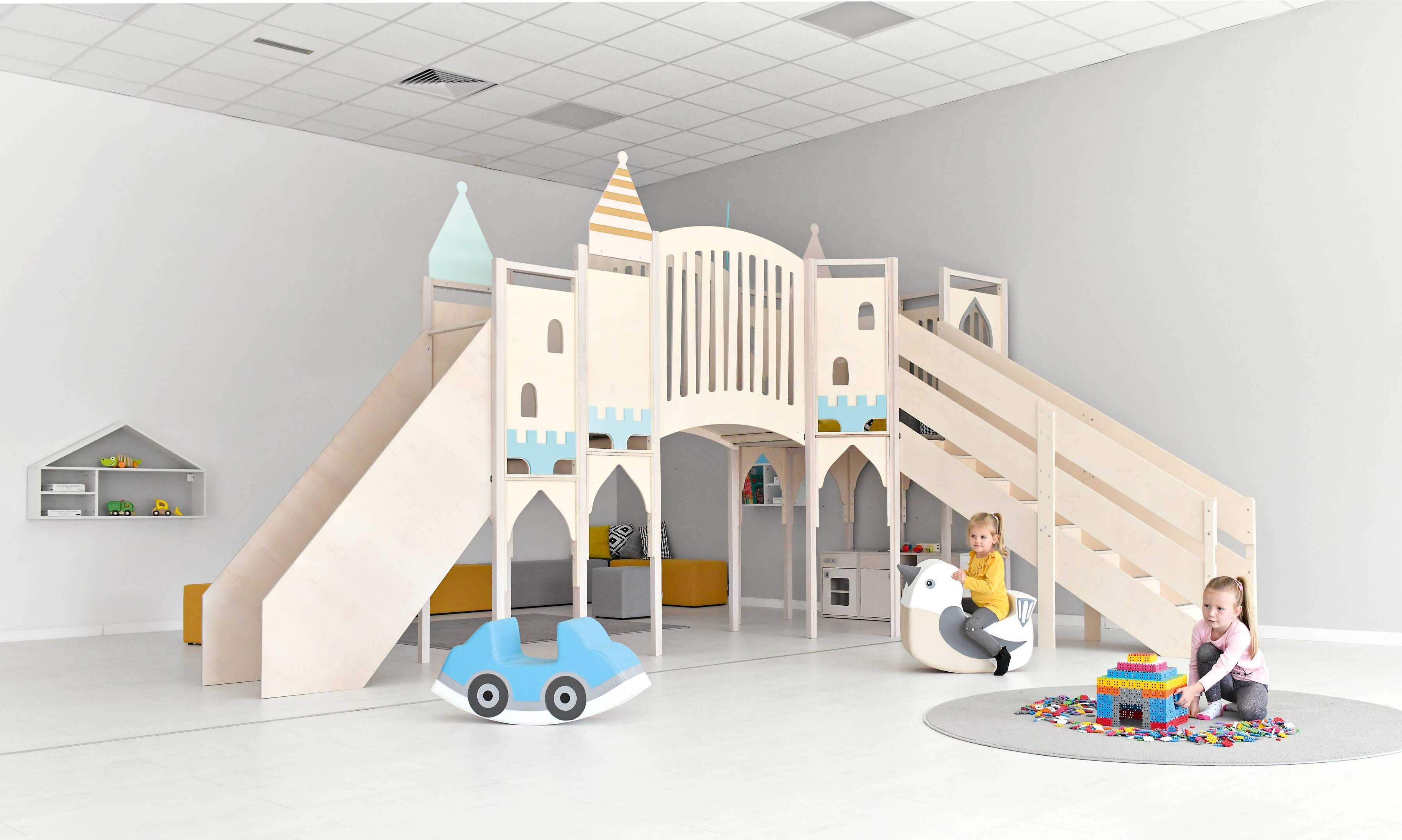 Kindergarten Spielburg Märchenschloss im Raum mit Kindern