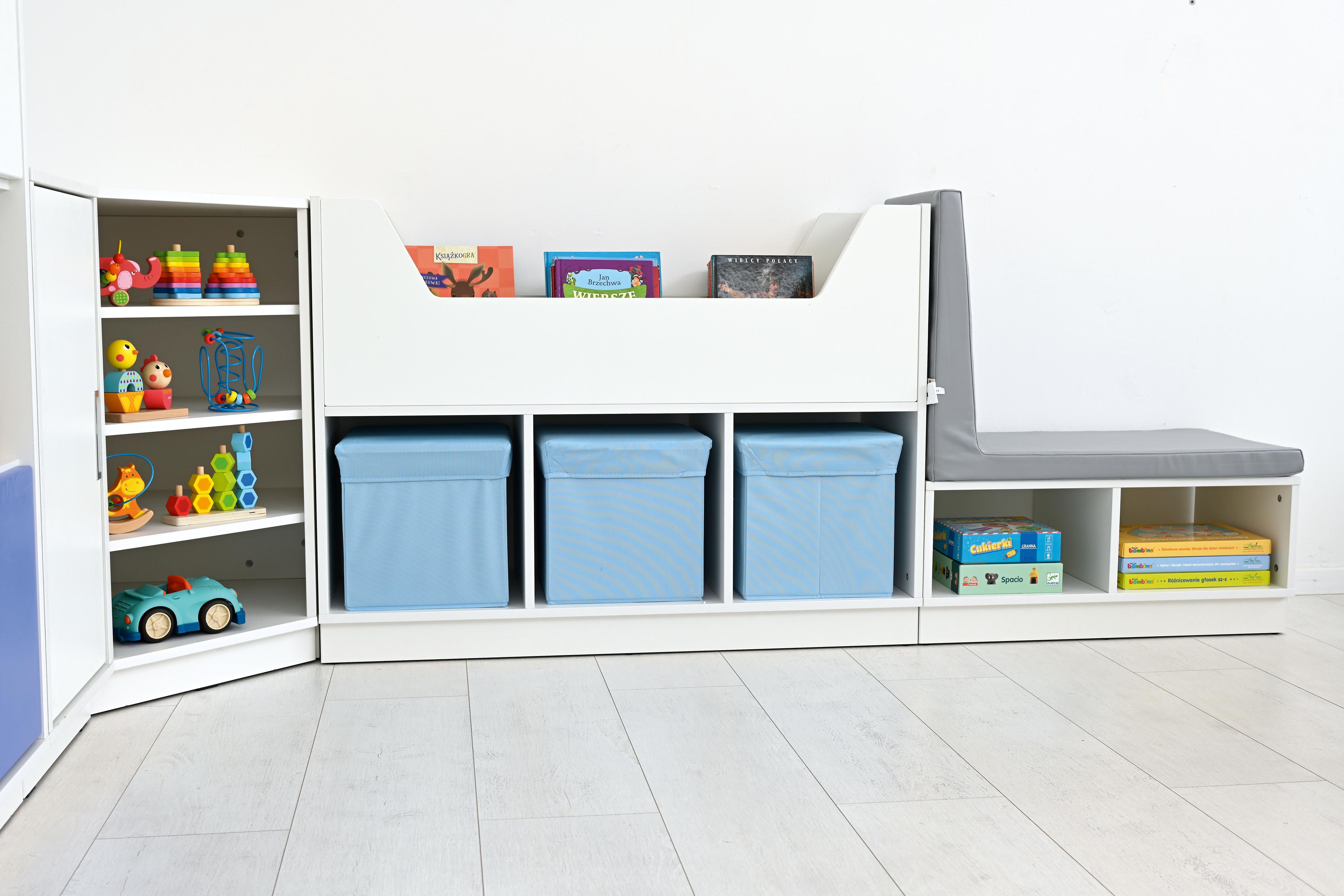 Moderner Bücherkahn im Kita-Raum mit Spielsachen und Büchern. - Produkt wird im Kindergarten oder Schule genutzt.