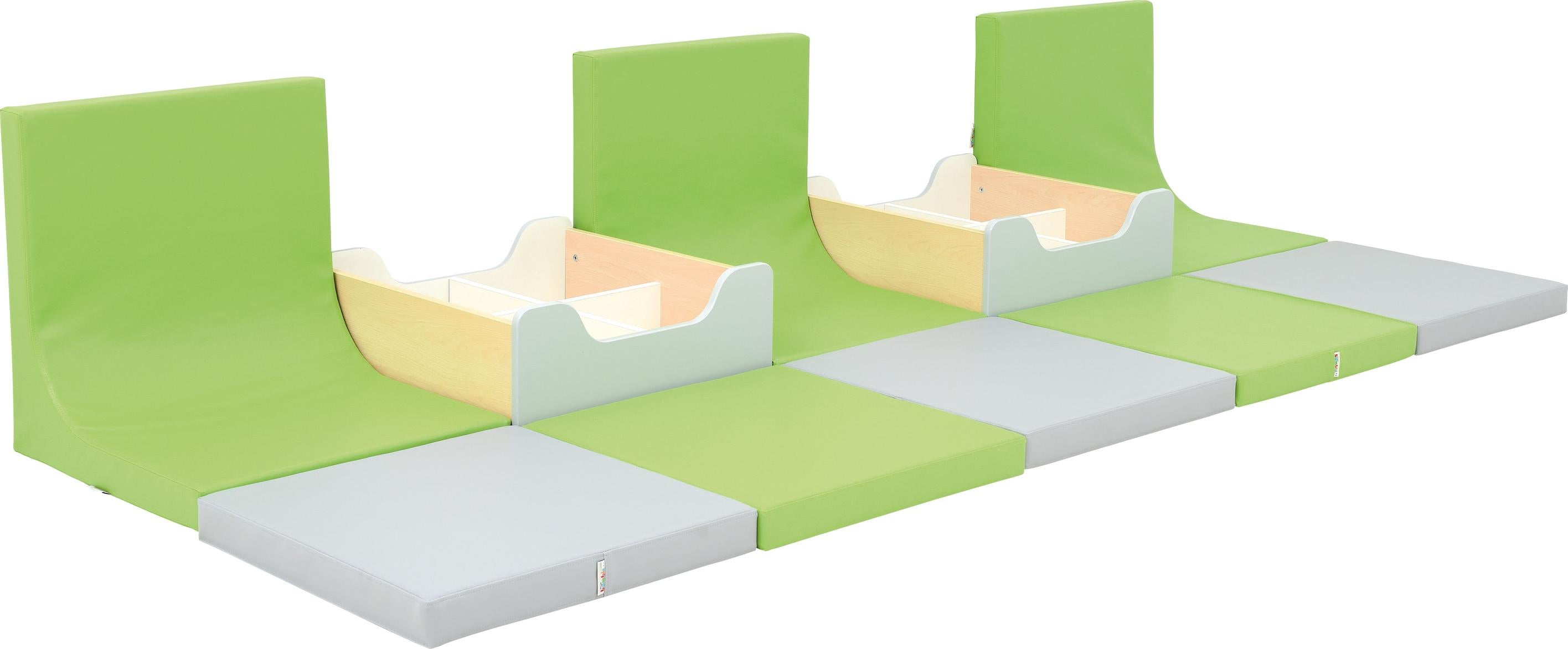 Quadro Leseecke: Komfortable Matten und Bücherkisten integriert. - Produkt wird im Kindergarten oder Schule genutzt.