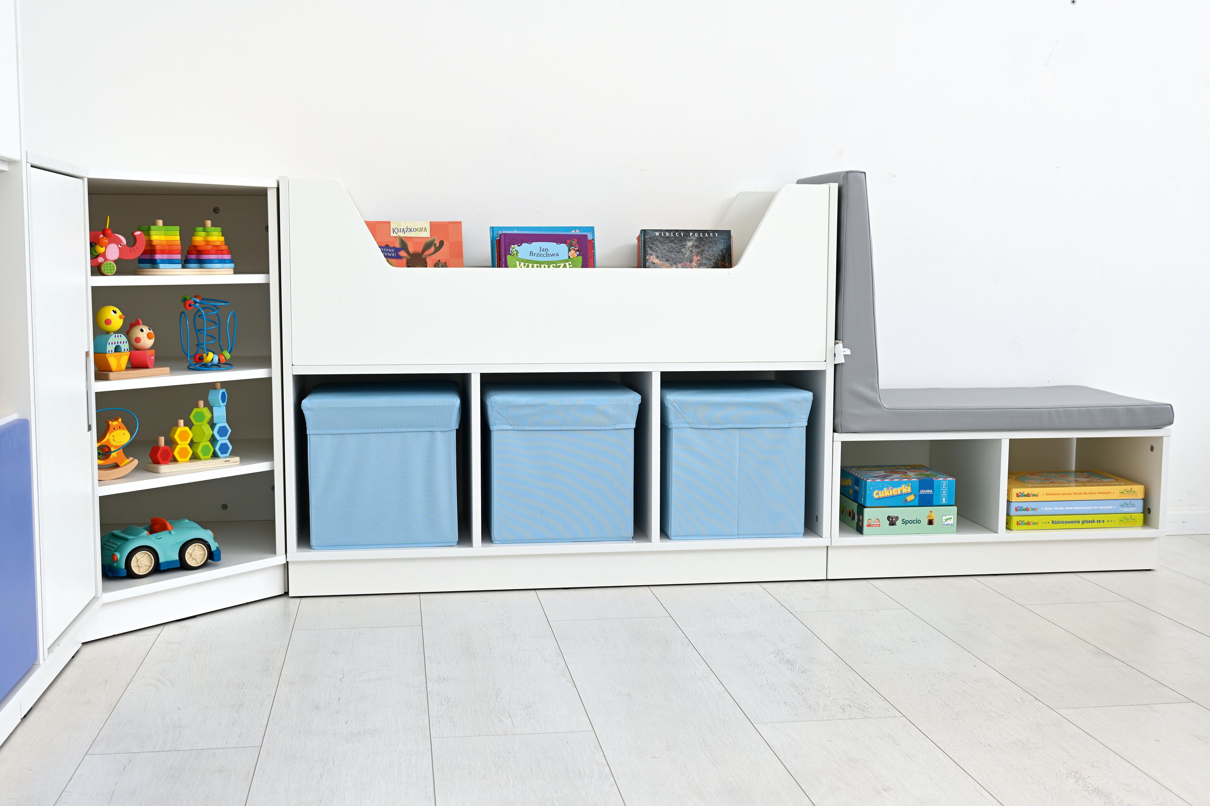 Sitzbank mit Regal und Textilboxen für Leseecke. - Produkt wird im Kindergarten oder Schule genutzt.