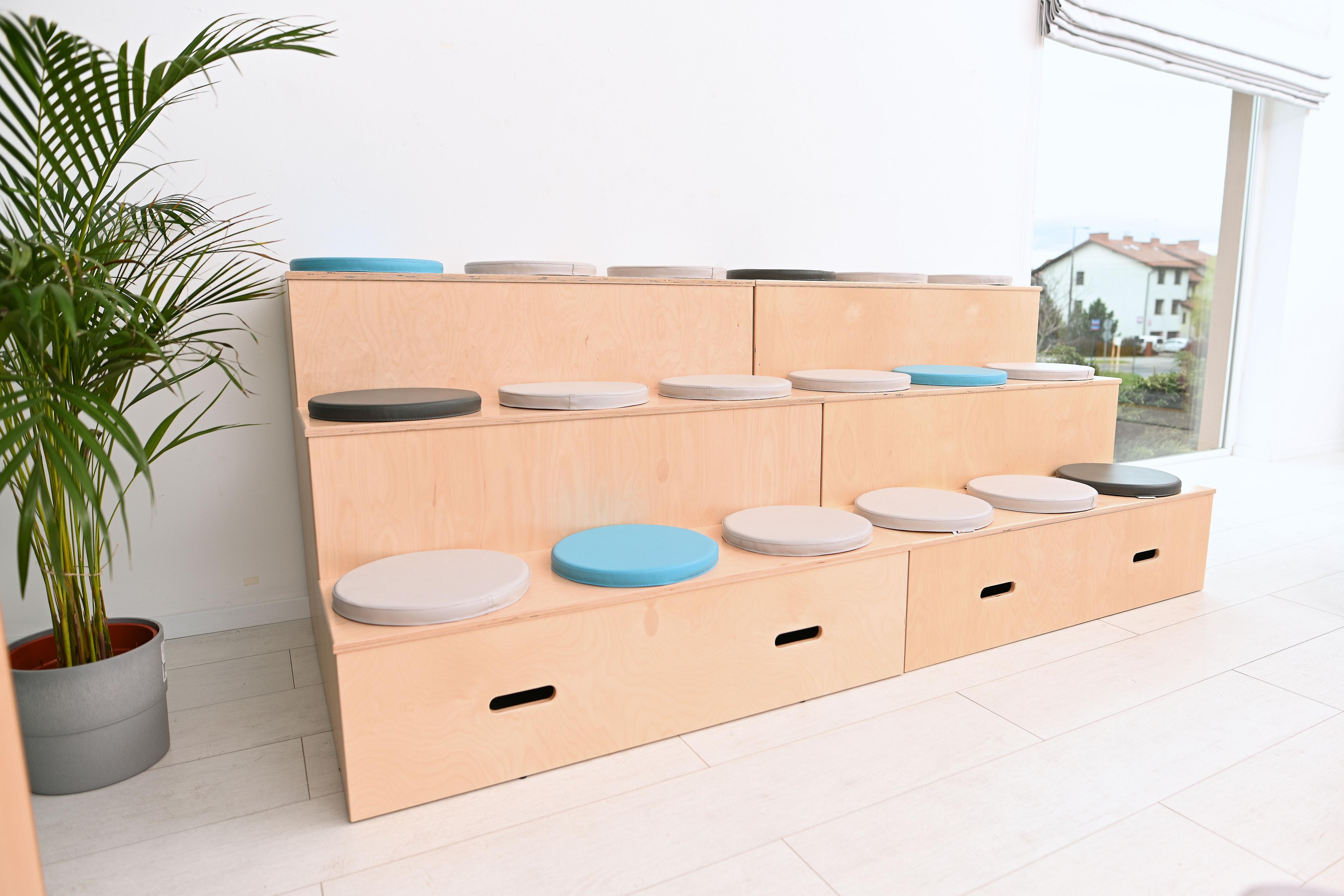 Stufenpodest H 92 cm, dreistufiges Stufenpodest mit Sitzkissen