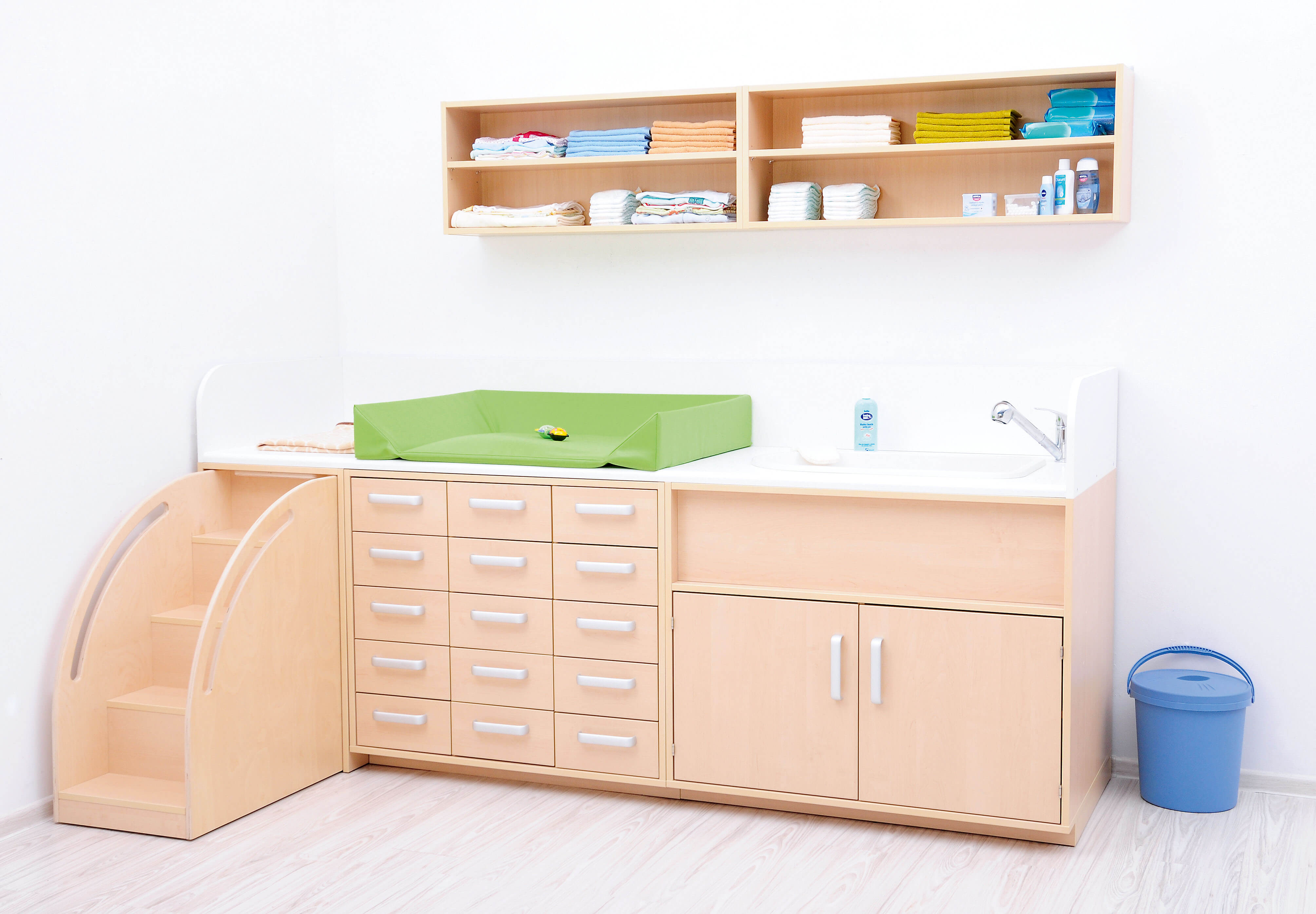 Wickelkommoden-Landschaft XXL mit Treppe und Waschbecken/Badewanne. Geeignet für die Krippe, Kita & Kindergarten.