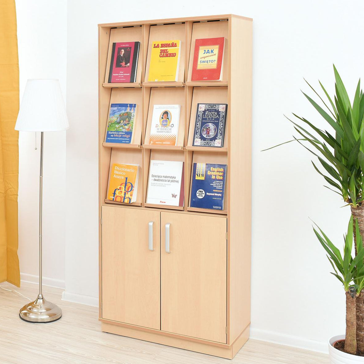 Zeitschriftenregal mit Schrank in hell gestaltetem Raum. - Produkt wird im Kindergarten oder Schule genutzt.