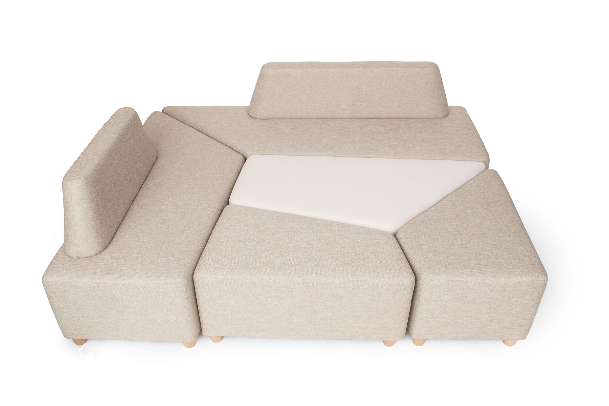 Modulare Sitzlandschaft in hellem Beige für Foyer.