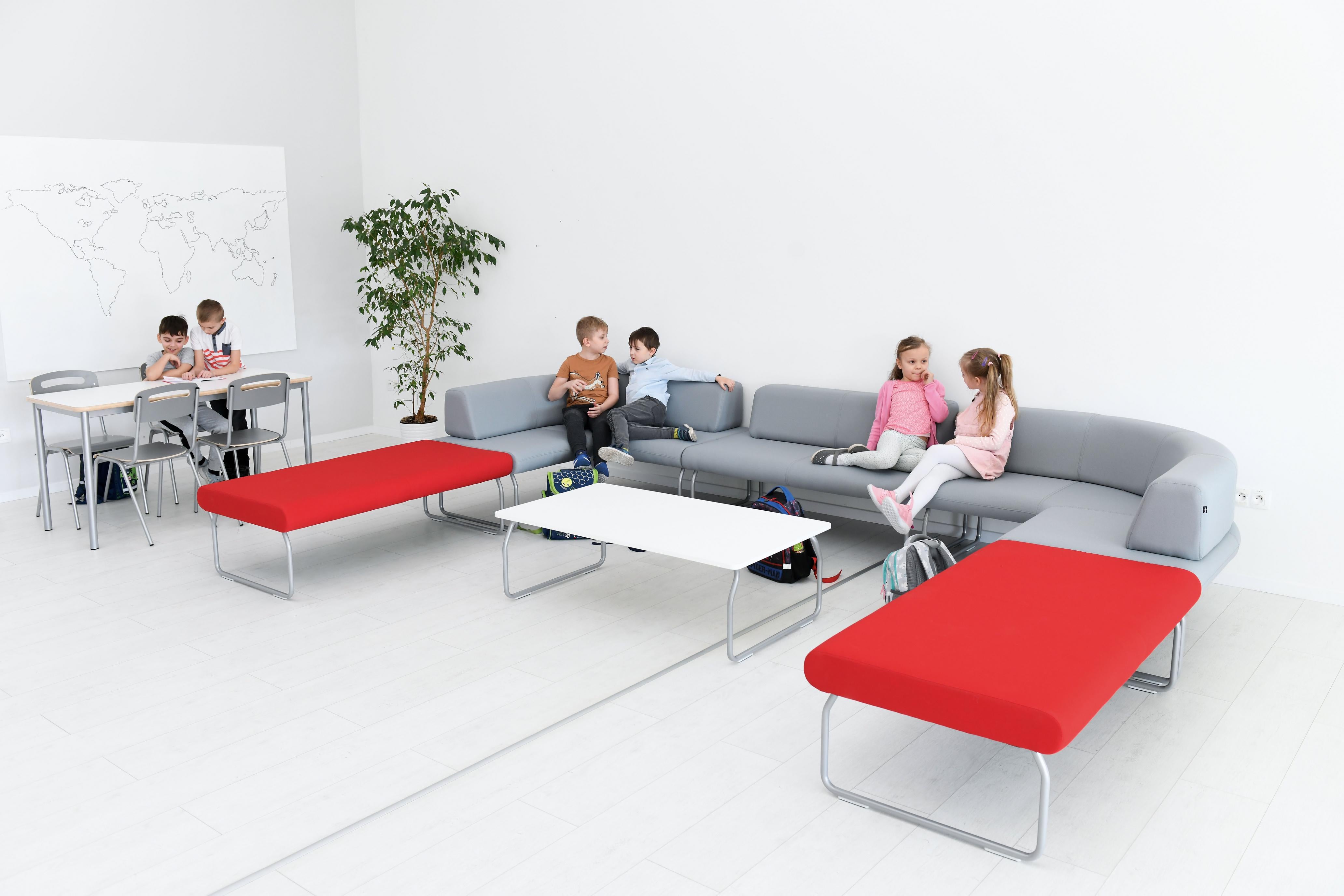 Farbige Sitzlandschaft Sitzlandschaft Flow 5 im Kindergruppenraum.