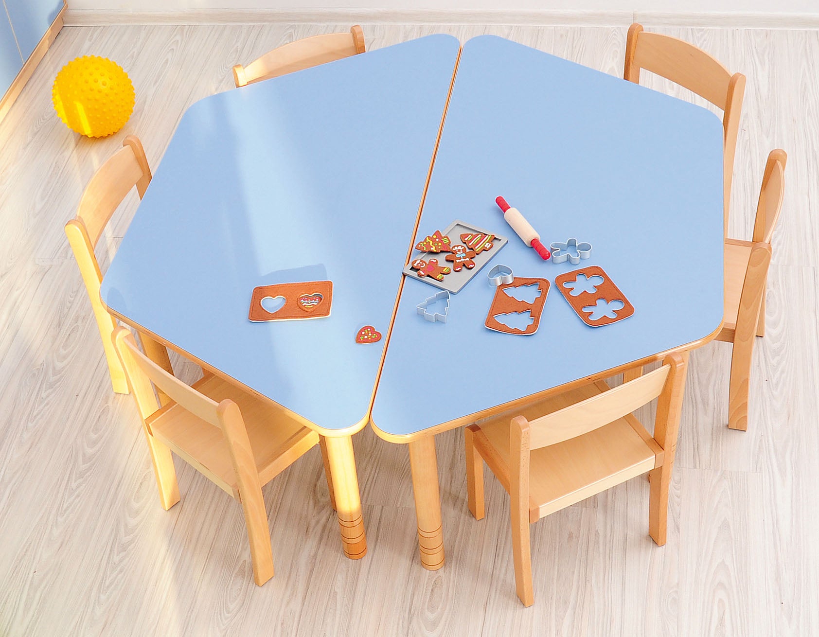 trapezförmiger Tisch für Kindergarten Krippe und Schule im Gruppenraum