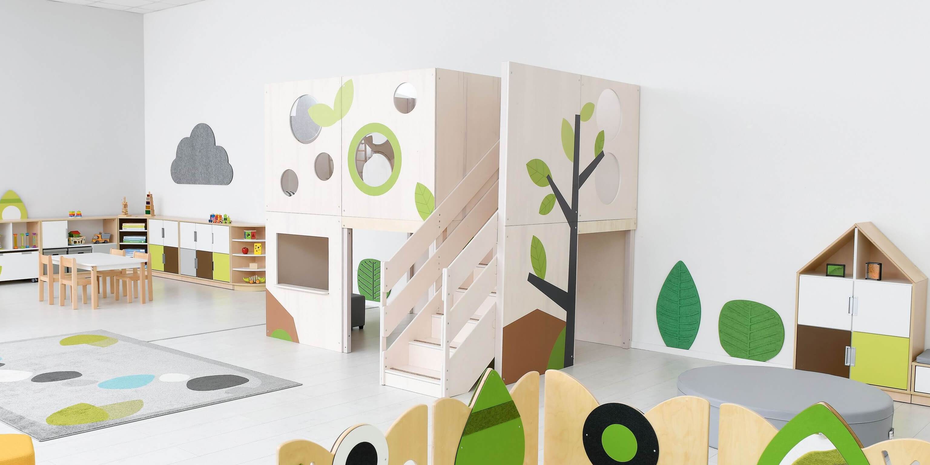 Podia, verhoogde platforms en houten speelkastelen