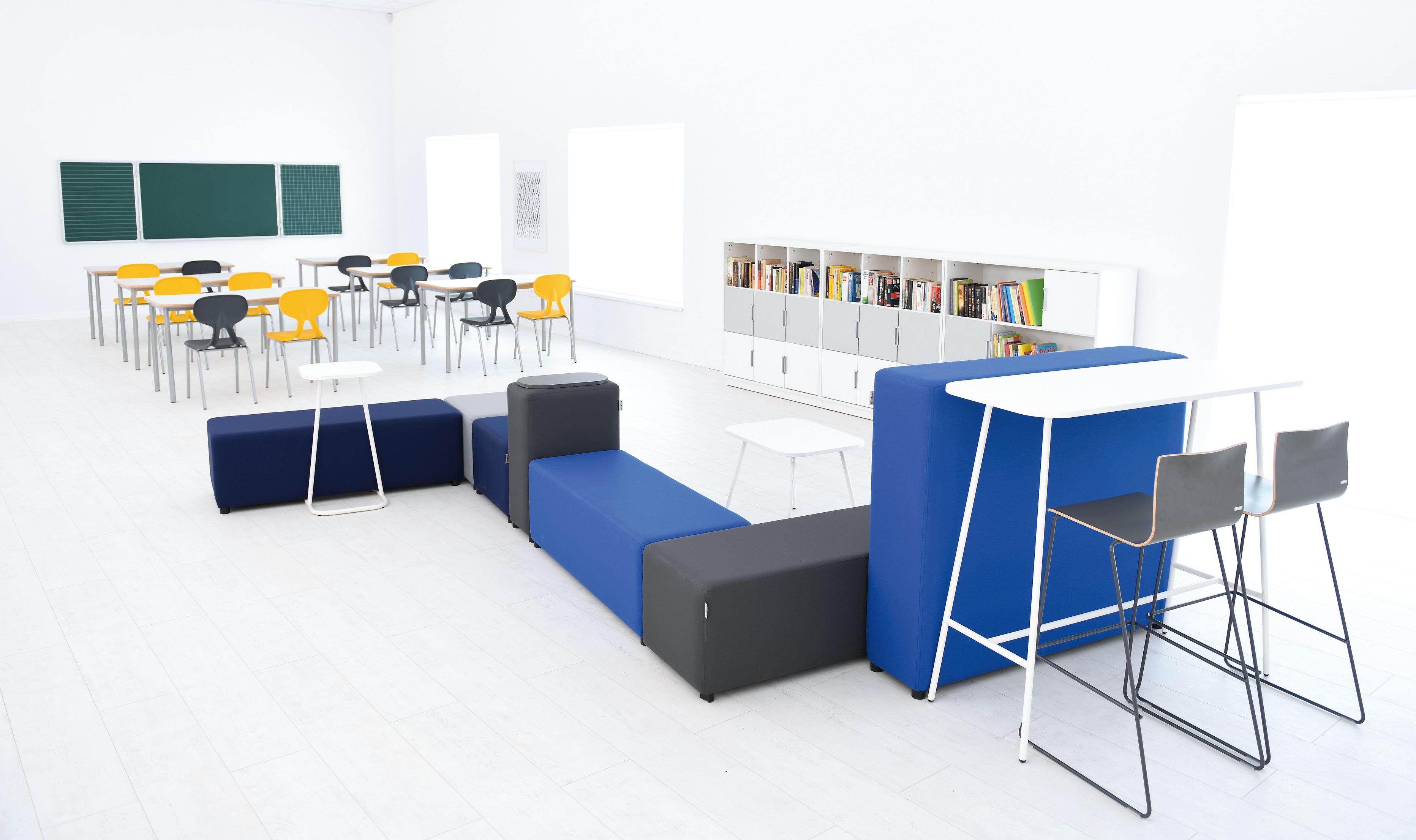 Moderner Lernraum mit Barhocker für kreative Umgebungen.