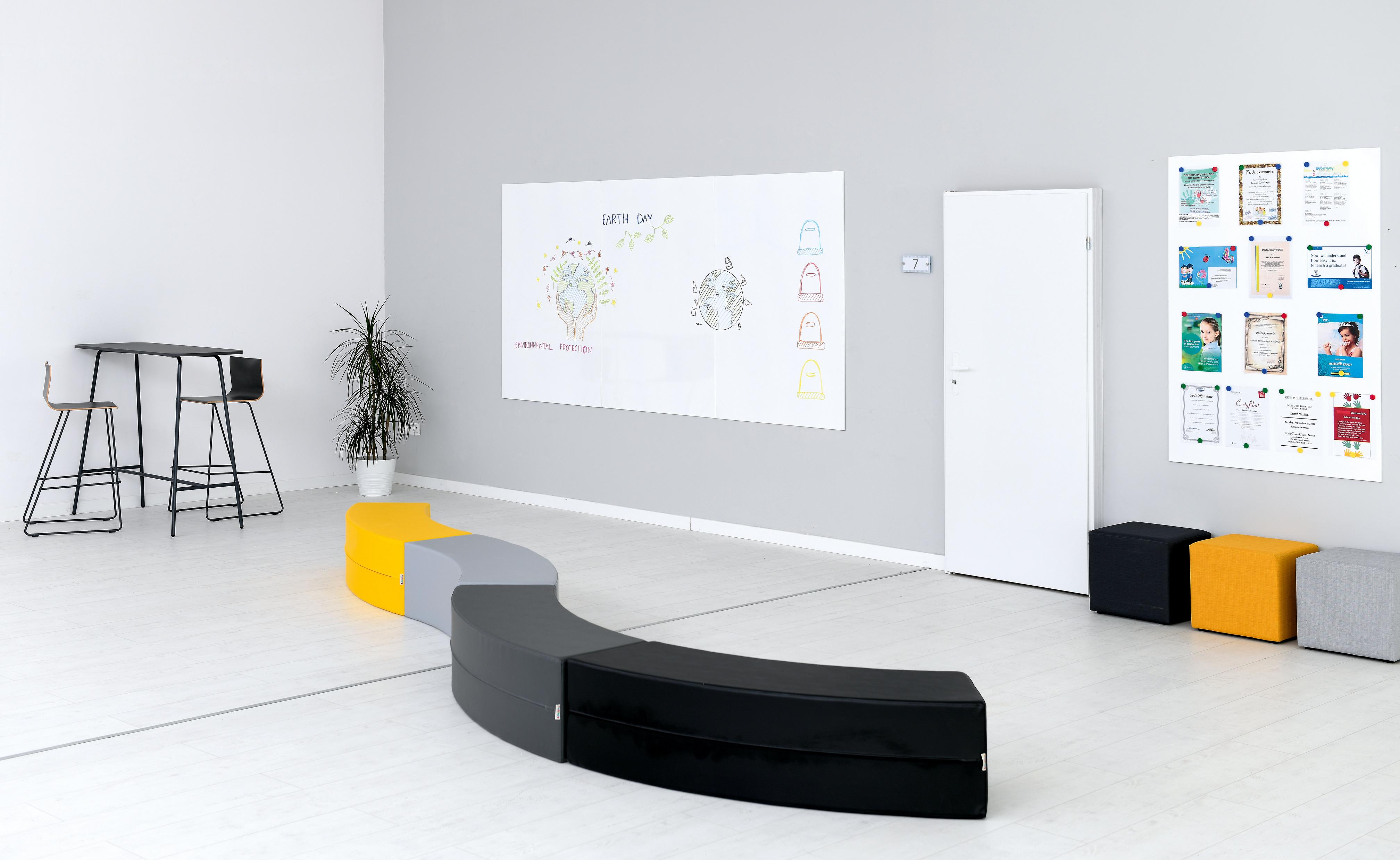 Moderner Hochtisch Modul Blocks maxi im Raum.