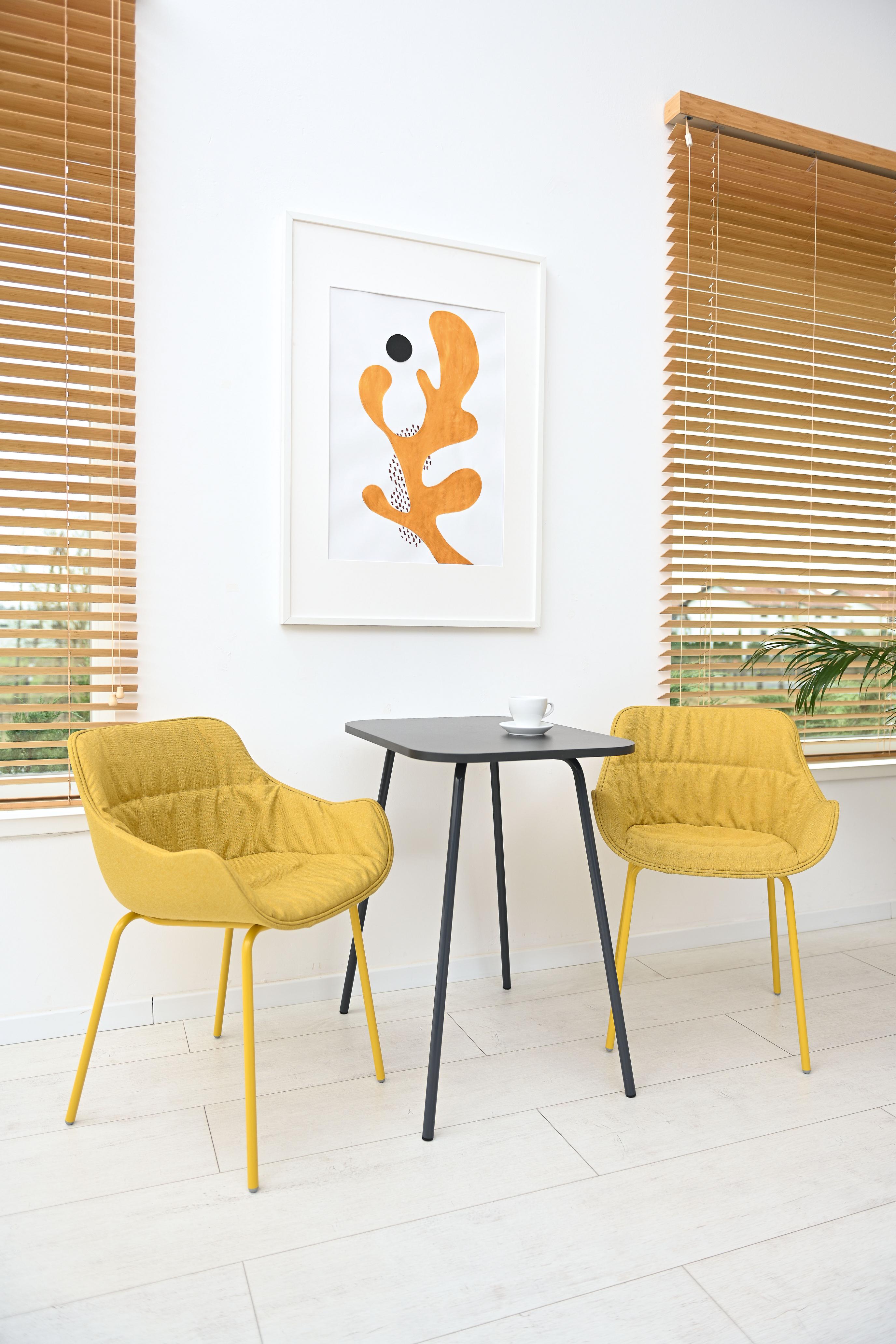 Zwei gelbe Stühle, Beistelltisch mit 4 Beinen in anthrazit.