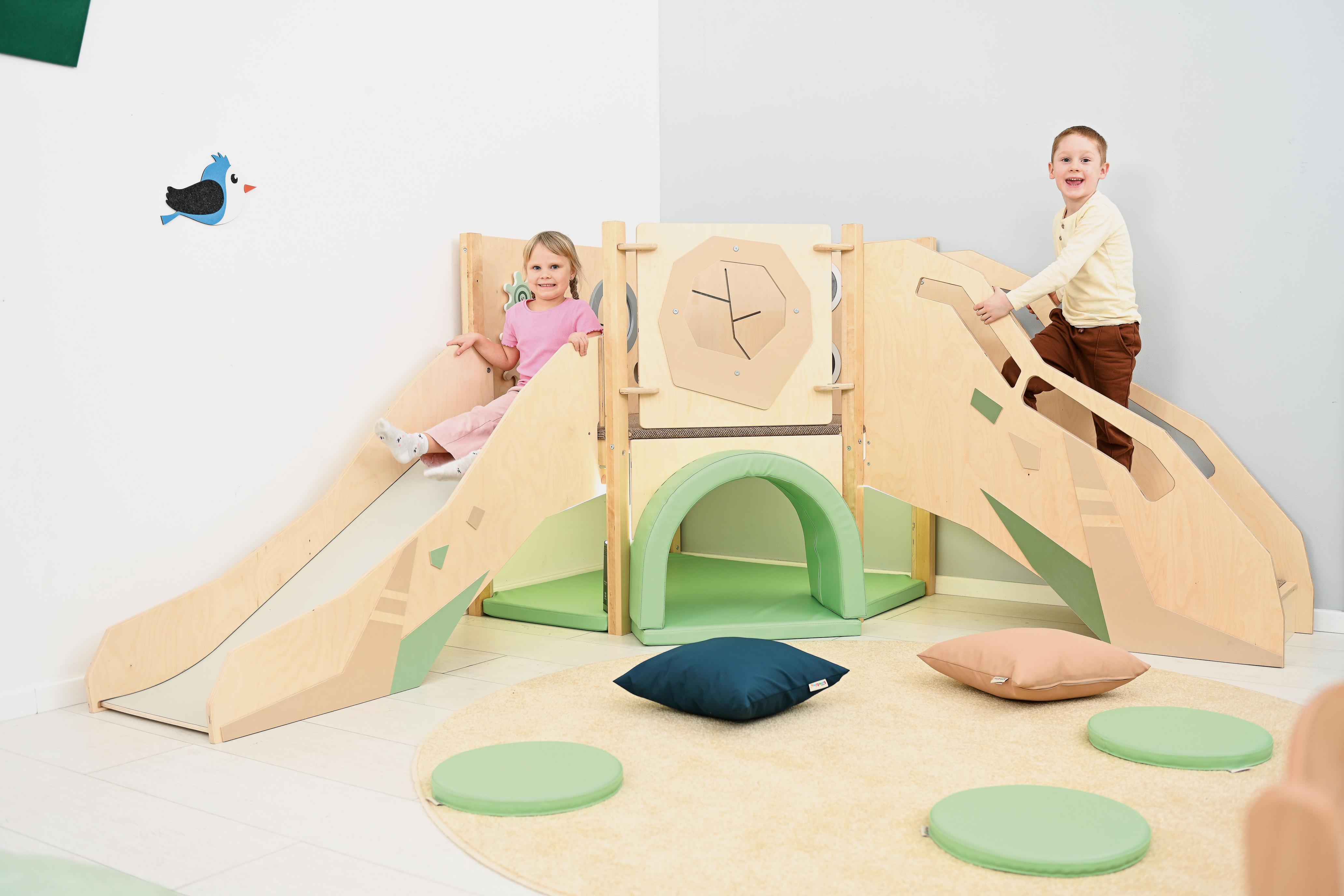 Kinder spielen in sensorischer Spielecke auf Hochebene.