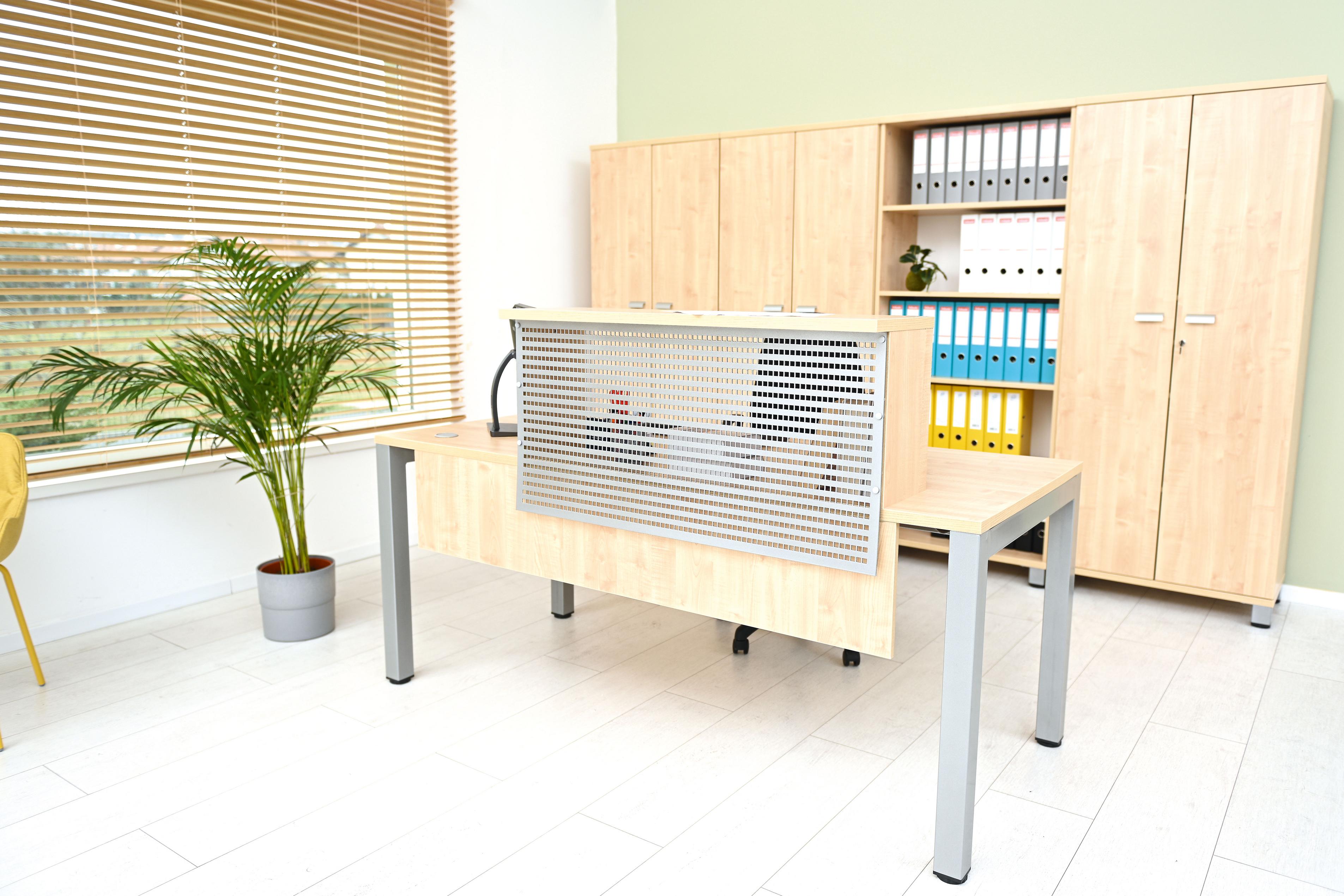 Moderner Rezeptionstresen in lichtdurchflutetem Verwaltungsraum.