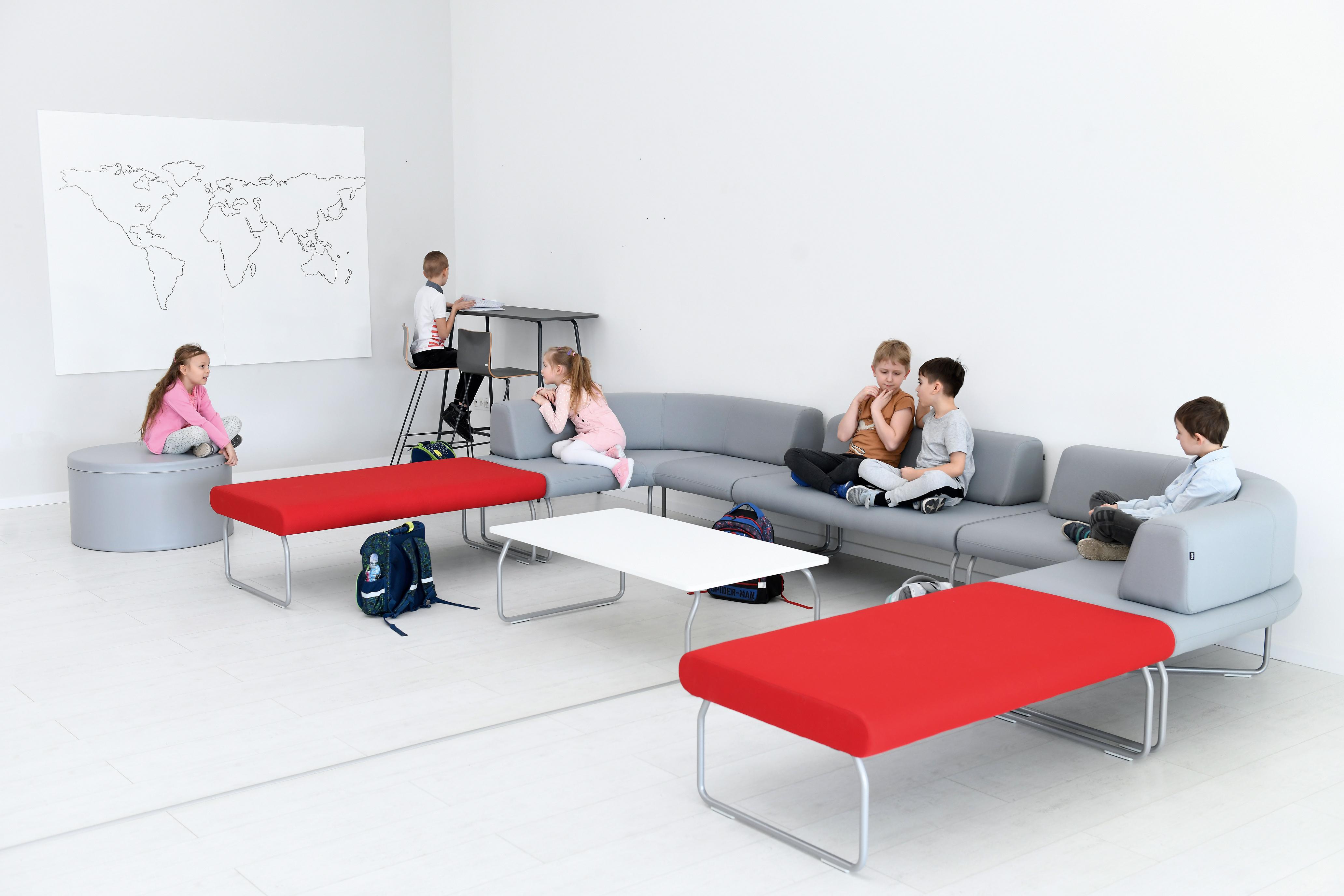 Kinder nutzen modulare Sitzlandschaft Flow im Klassenraum.