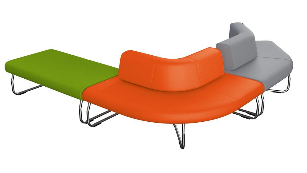 Bunte Sitzlandschaft Flow bietet flexible Sitzmöglichkeiten.