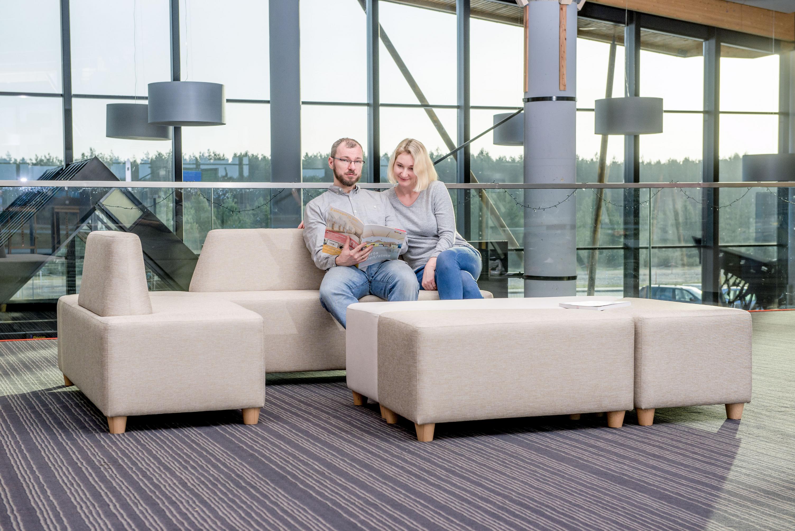 Bequeme Sitzlandschaft im modernen Foyer, Beige Design.