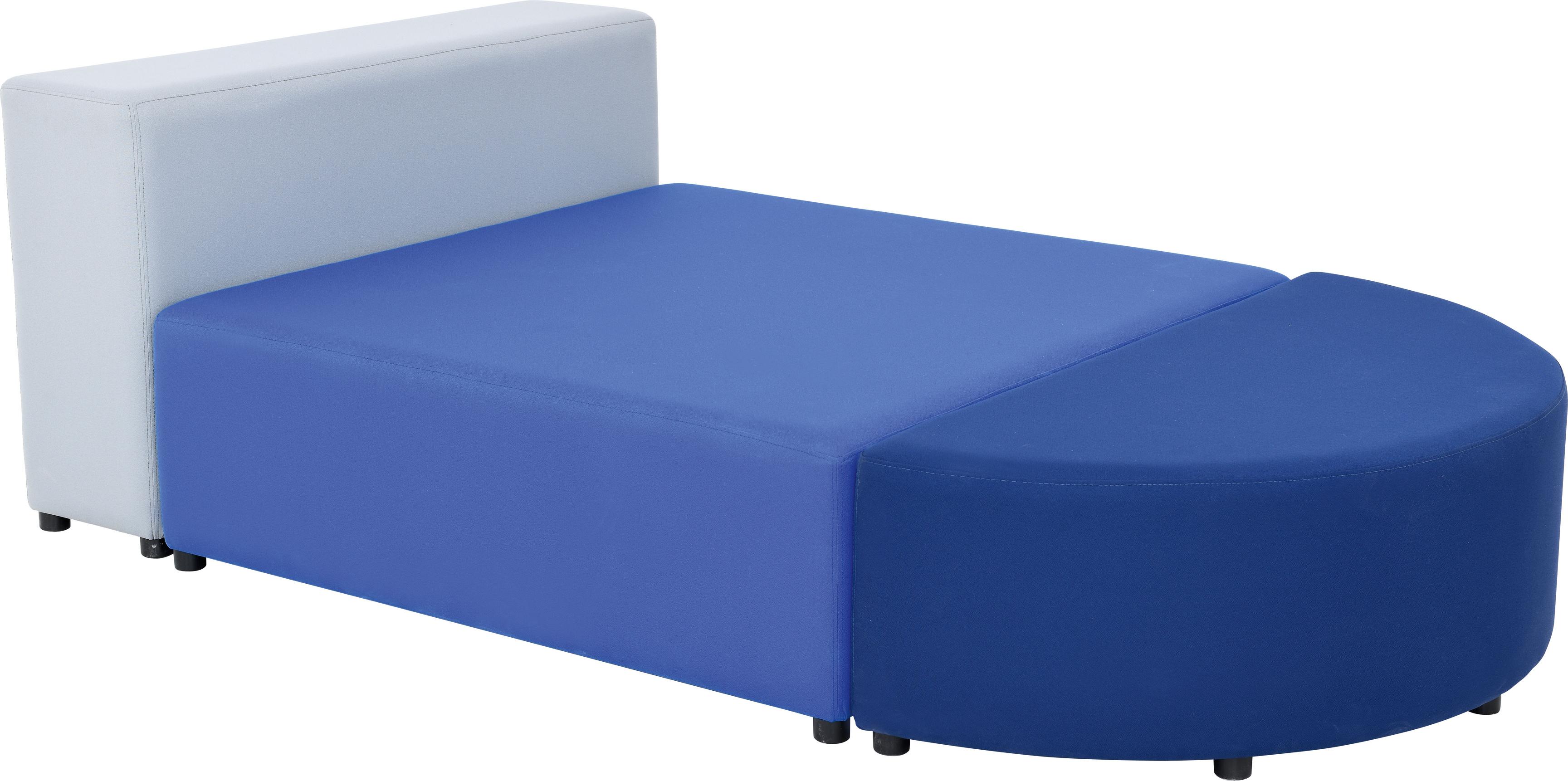 Modulare blaue Sitzlandschaft im Gruppenraum für Kinder.