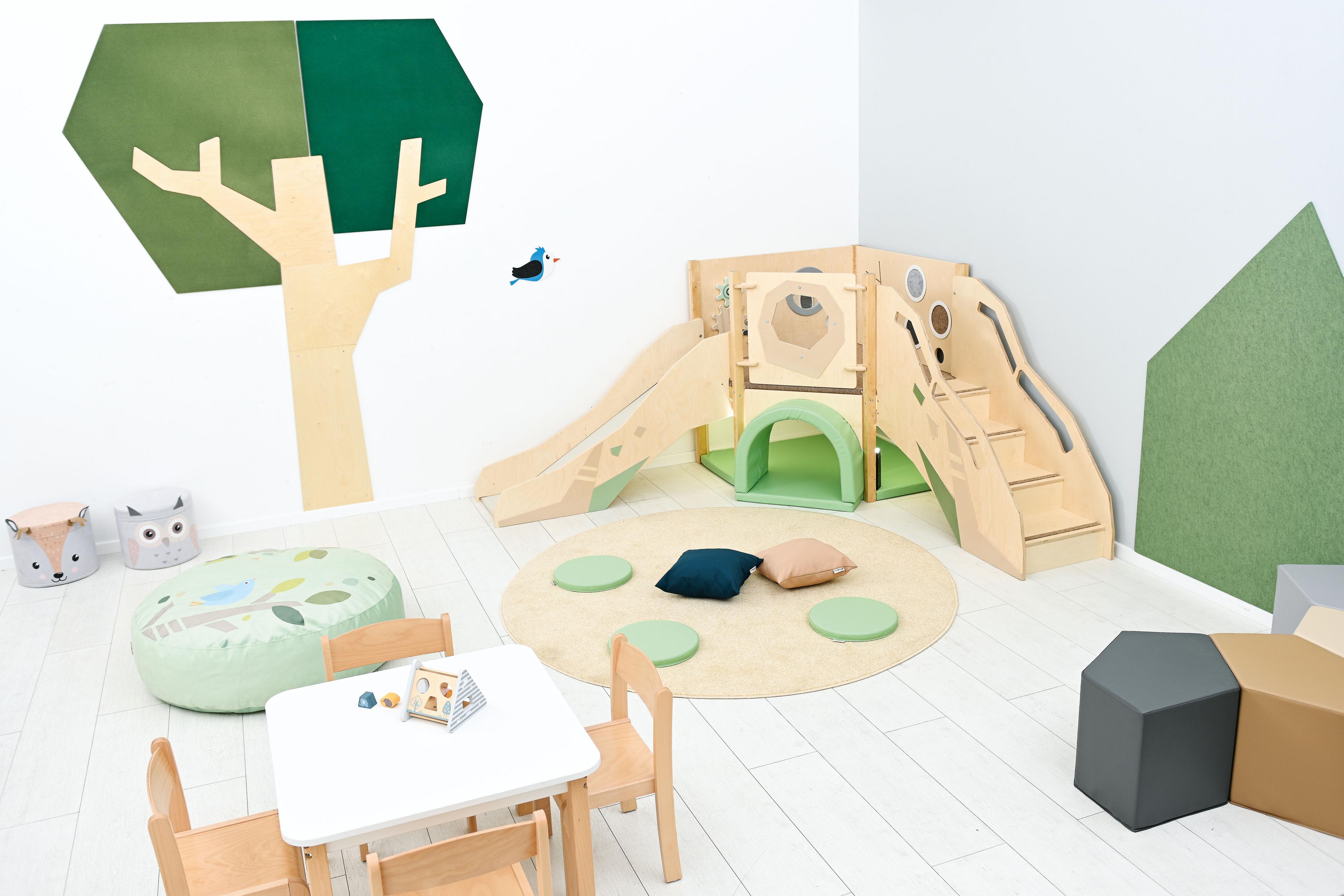 Sensorische Spielecke auf Hochebene im Gruppenraum mit Rutsche