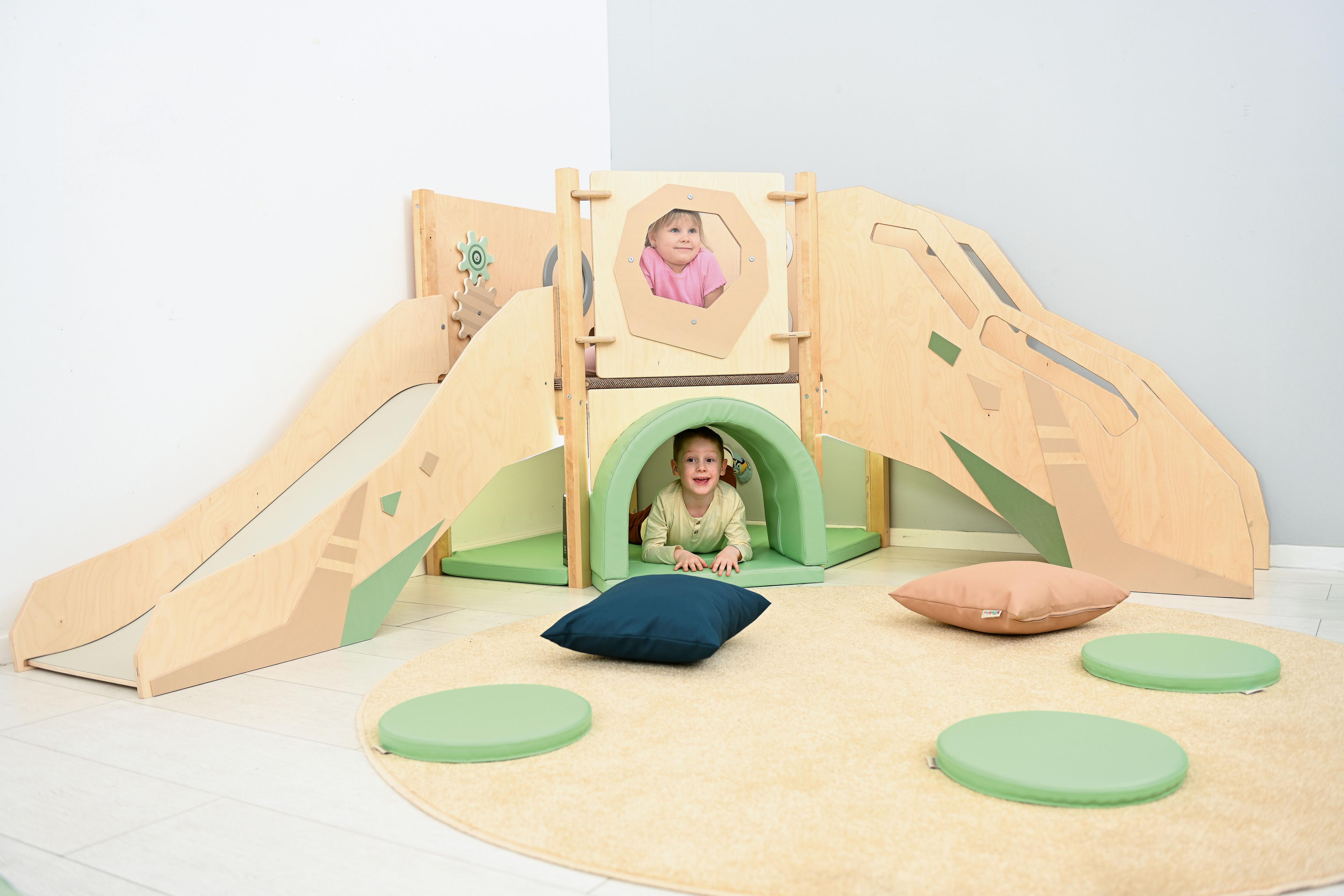 Sensorische Hochebene für Kleinkinder mit Rutsche und Tunnel.