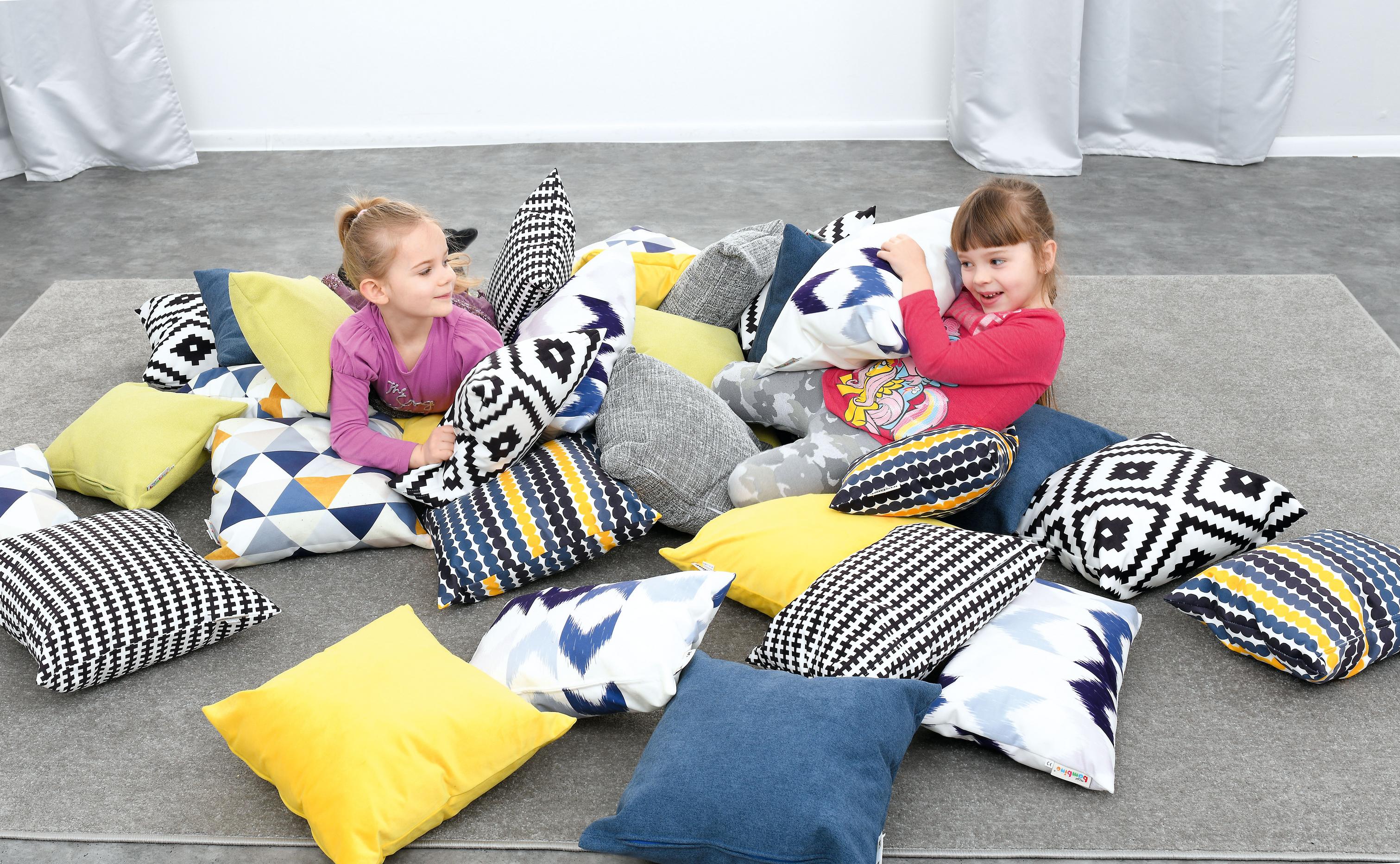 Kissen für Sitzlandschaft, Kinder spielen freudig darauf.