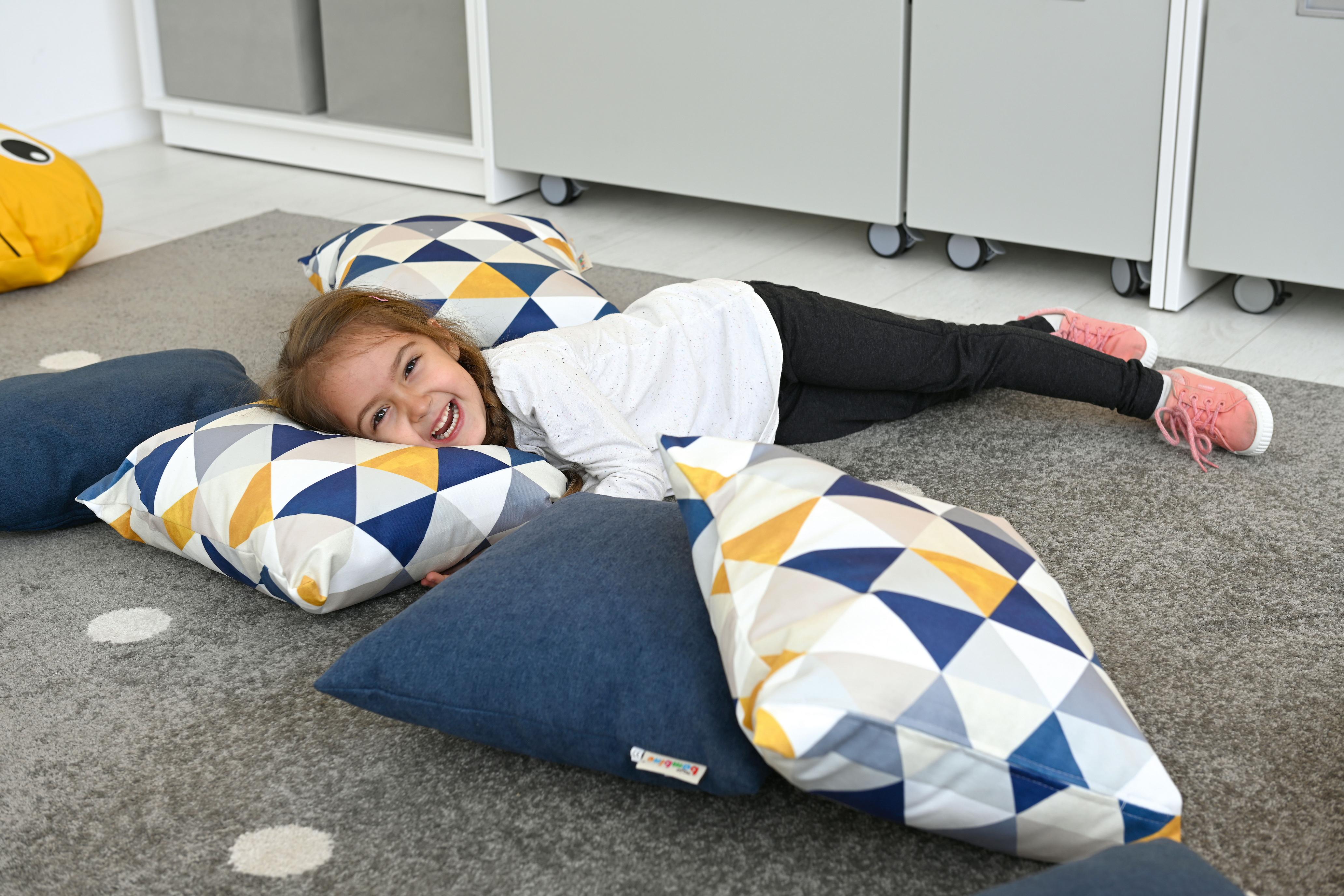 Kissen für Sitzlandschaft im Gruppenraum, gemütlich und bunt.