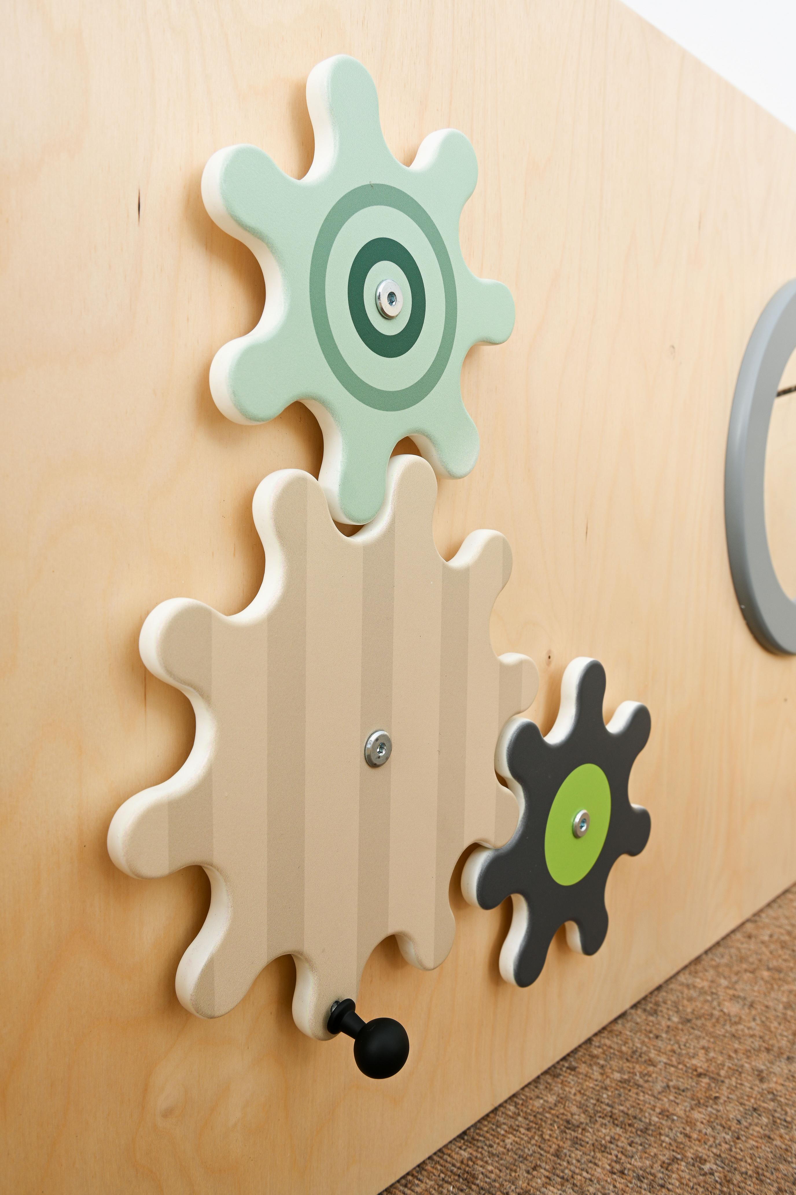 Sensorische Spielecke mit Holzrädern für Kinder.