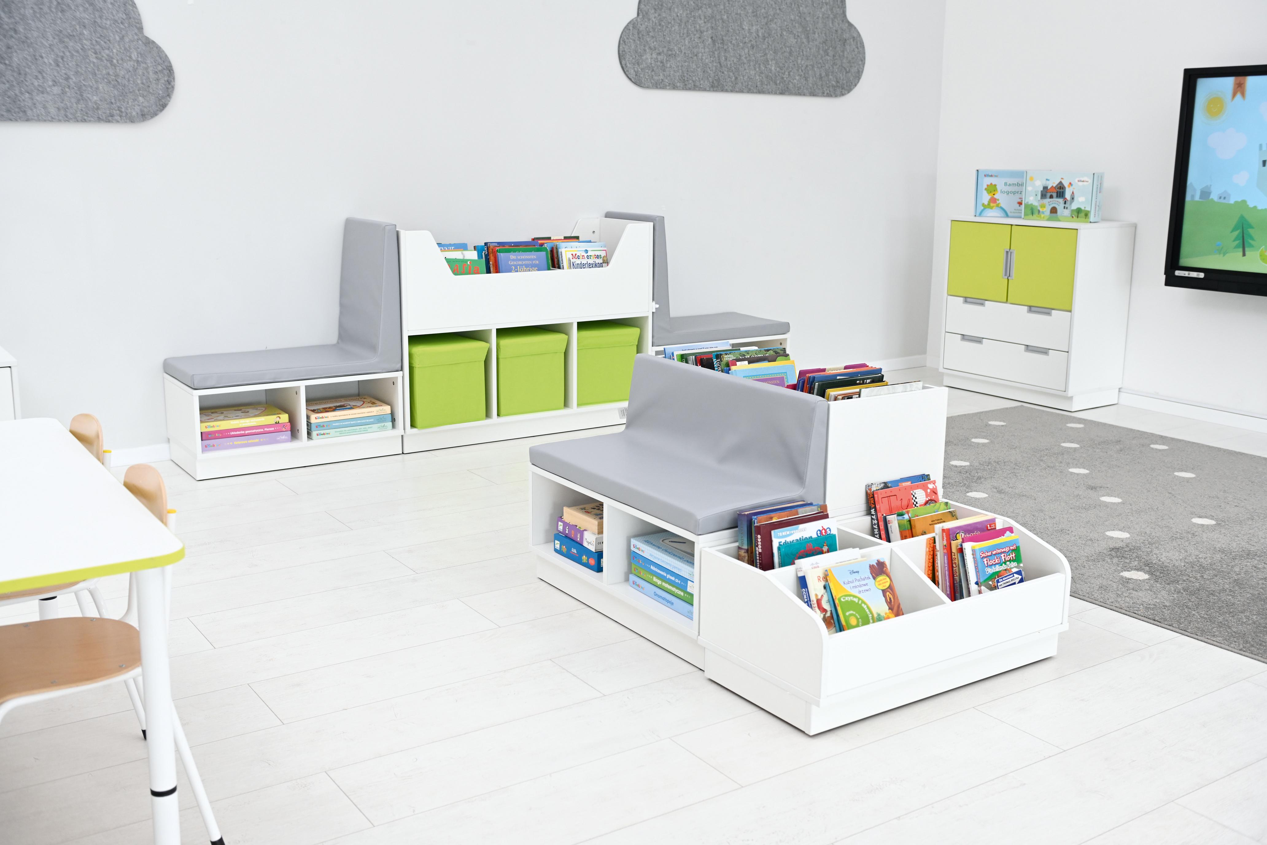 Bücherbank und Leseecke im Kita-Gruppenraum. - Produkt wird im Kindergarten oder Schule genutzt.