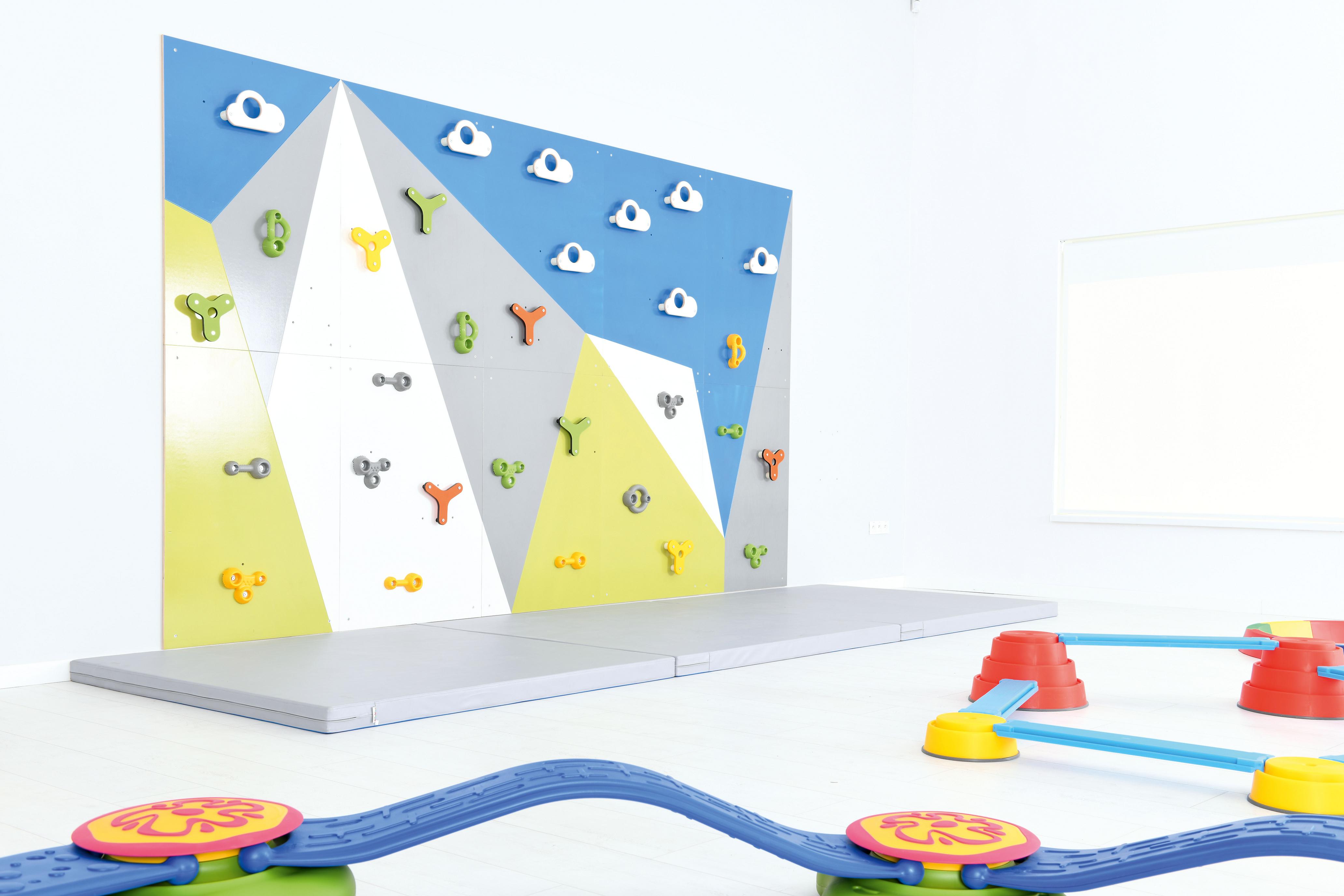 Bunte Kletterwand in Kita oder Schul-Sporthalle.
