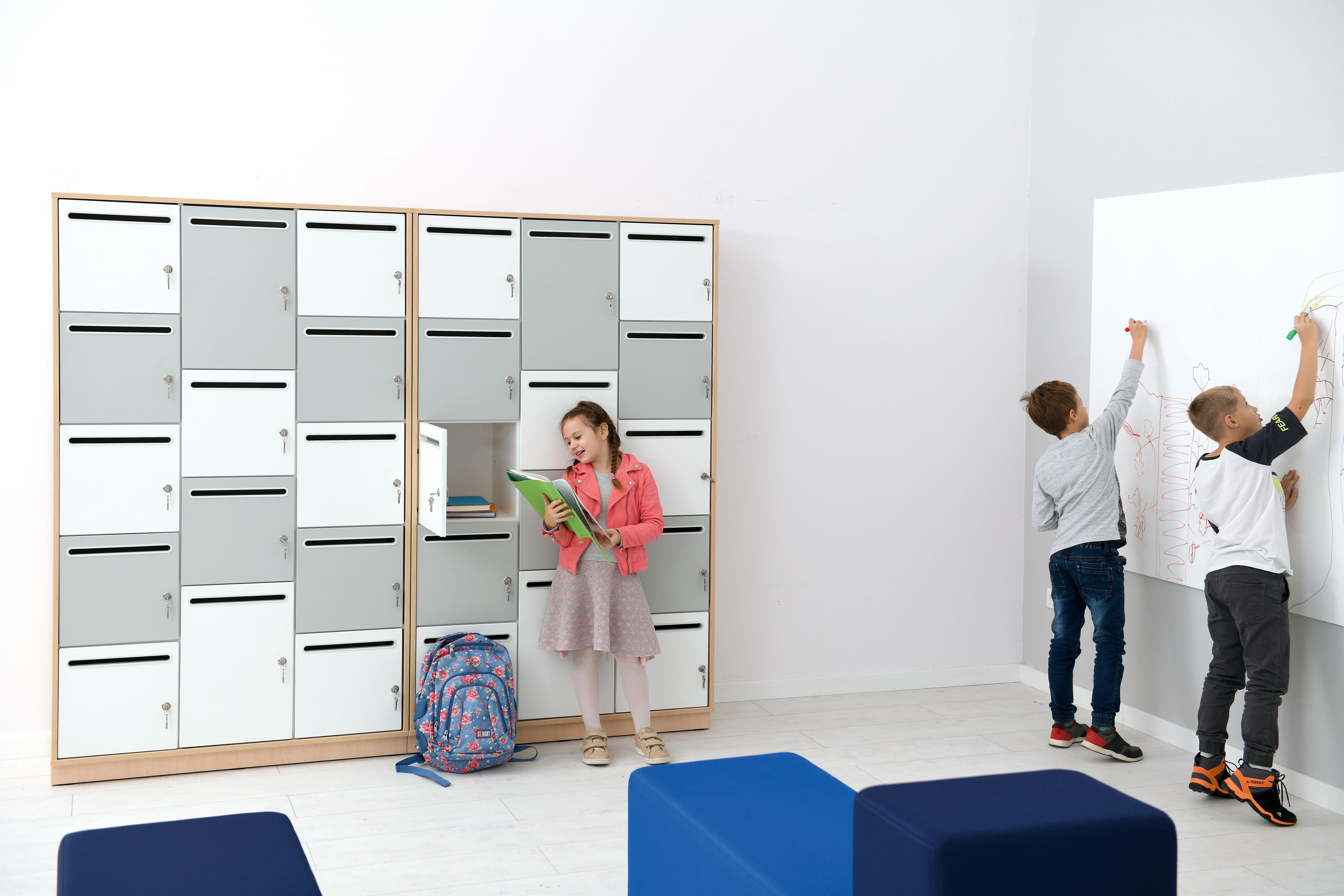 Eigentumsschrank/Spind mit 14 Fächern für Schulen.