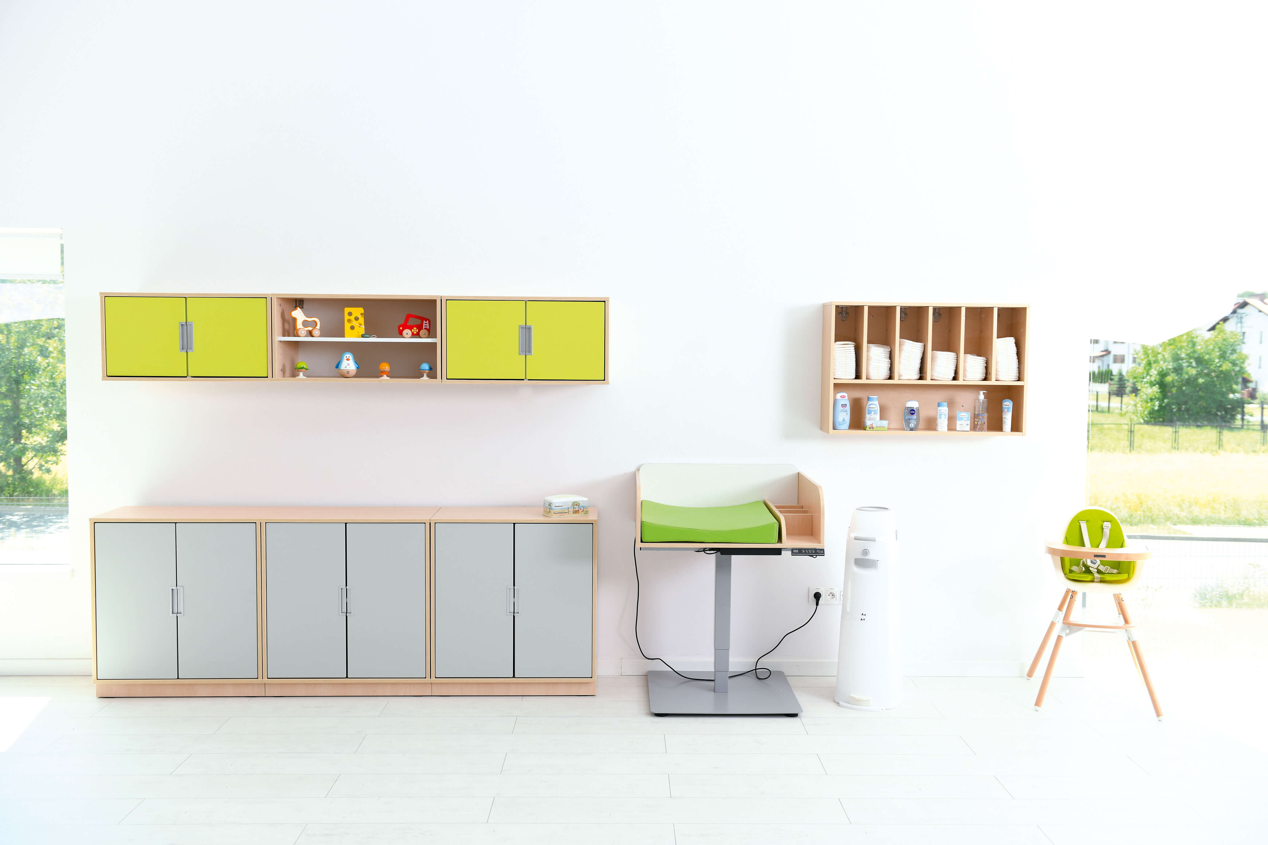 Elektrisch höhenverstellbarer Wickeltisch inkl. Auflage versch. Farben. Geeignet für die Krippe, Kita & Kindergarten.