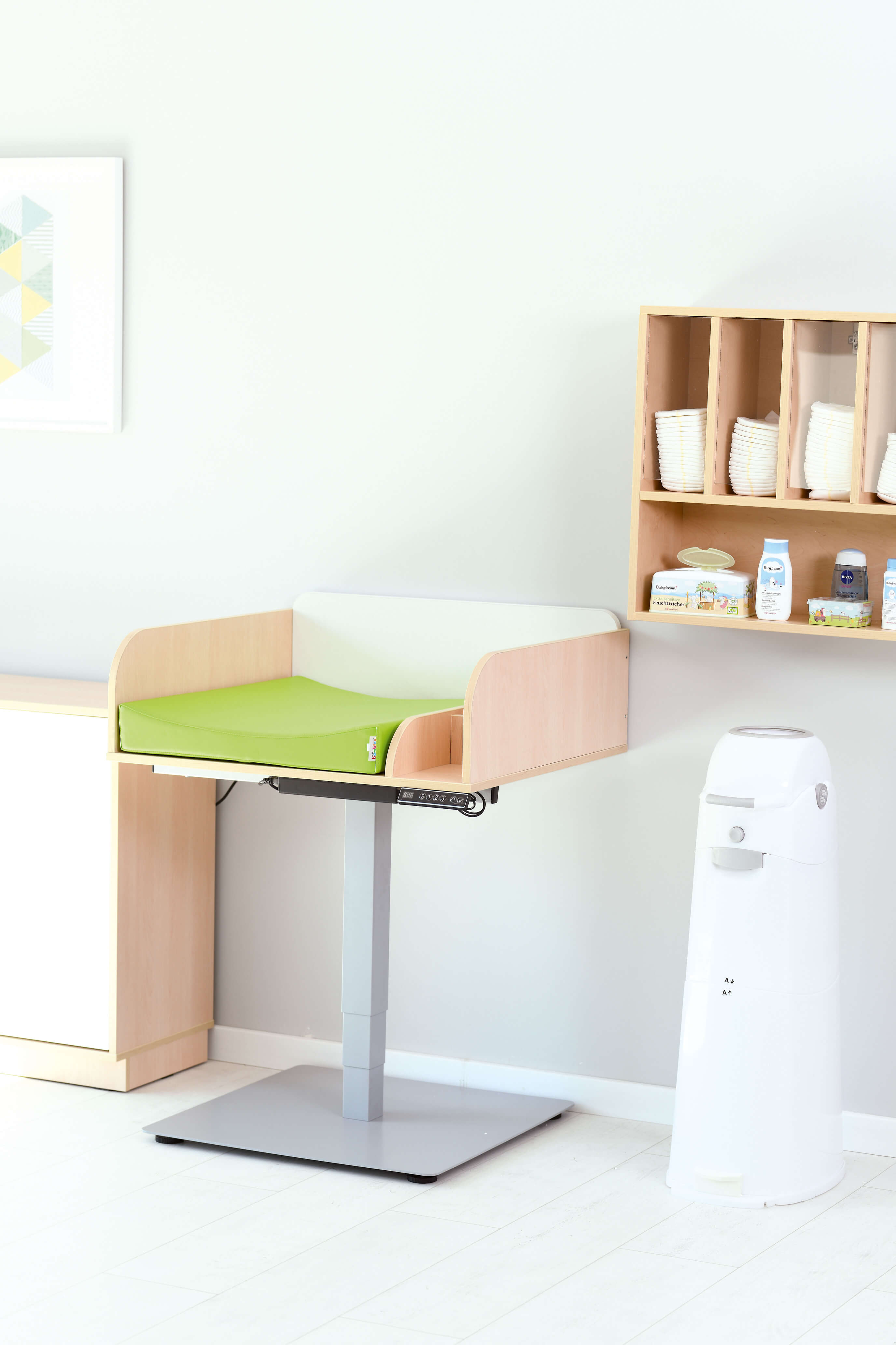 Elektrisch höhenverstellbarer Wickeltisch inkl. Auflage versch. Farben. Geeignet für die Krippe, Kita & Kindergarten.
