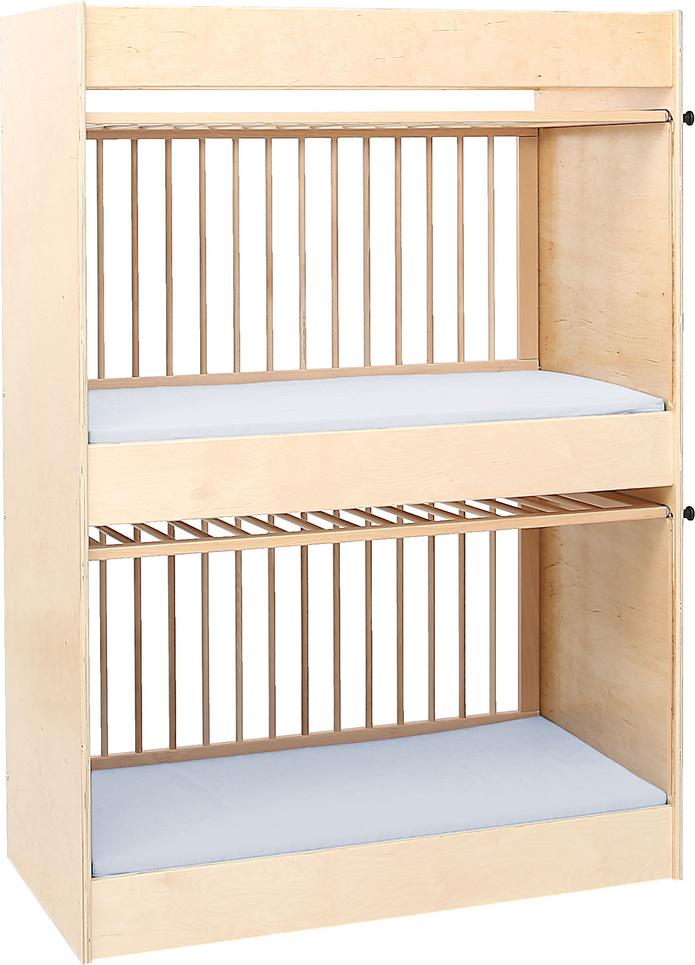 Etagen-Gitterbett für Kita mit robusten Holzrahmen. - Produkt wird im Kindergarten oder Schule genutzt.