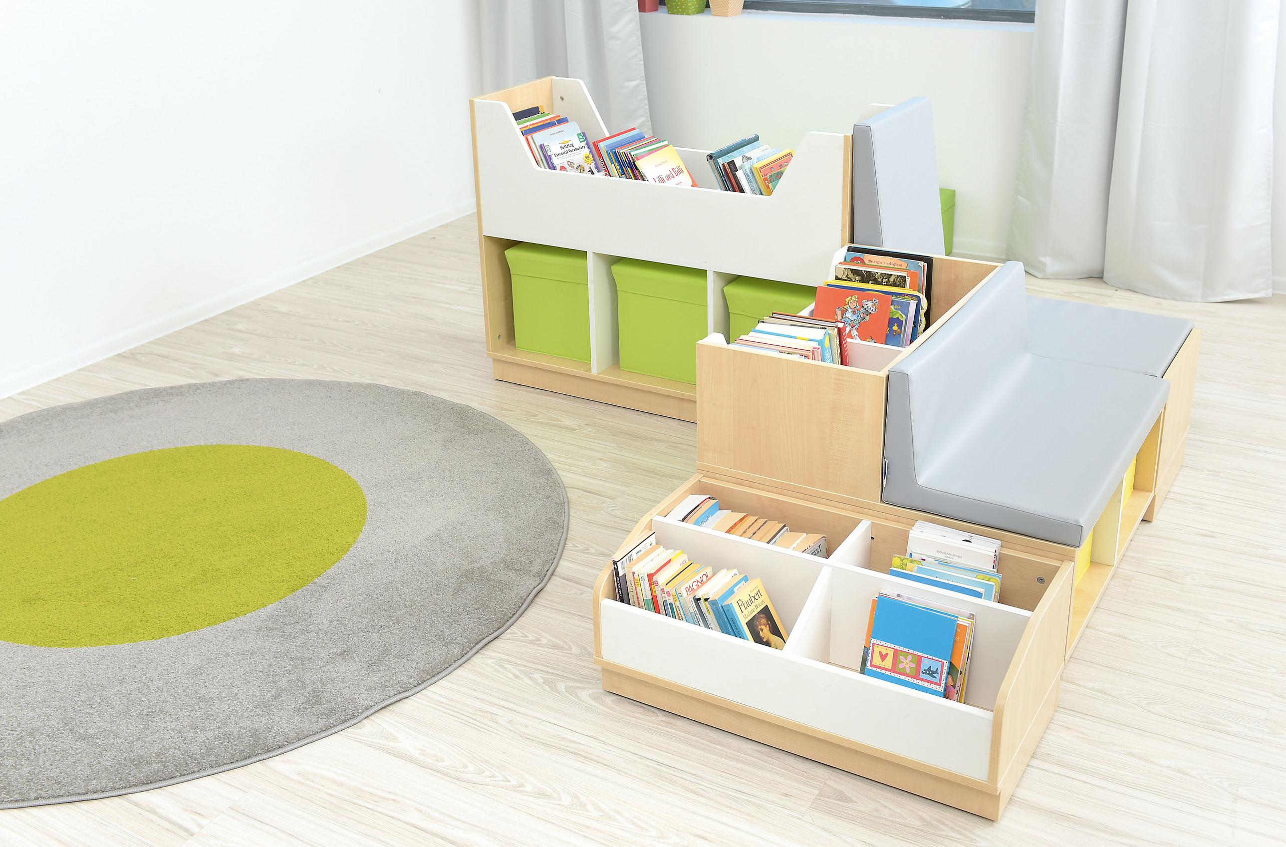 Gemütliche Quadro-Leseecke mit Bücherbank und farbigen Textilboxen. - Produkt wird im Kindergarten oder Schule genutzt.