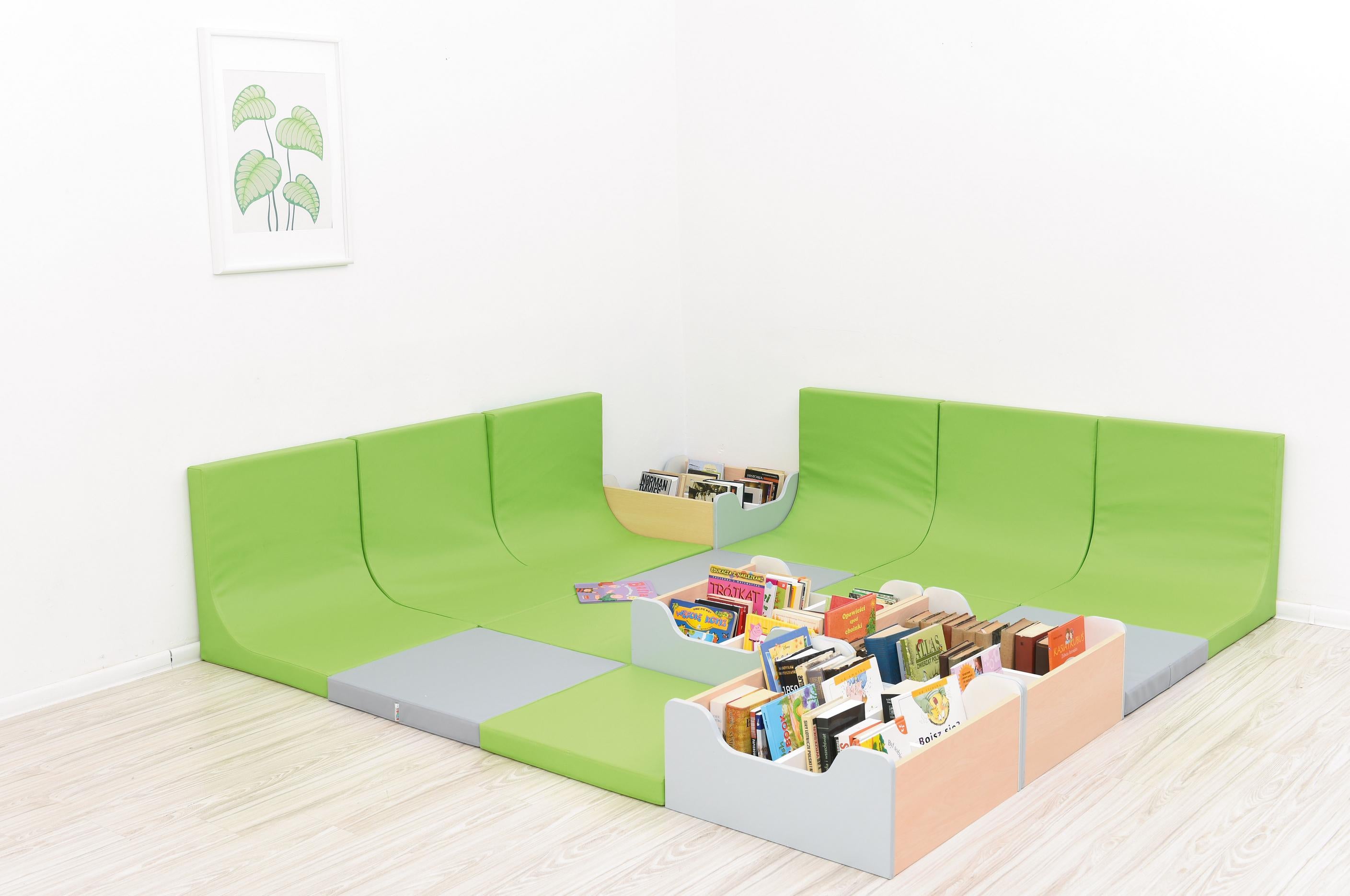 Grüne Leselandschaft mit Bücherkisten in Leseecke. - Produkt wird im Kindergarten oder Schule genutzt.