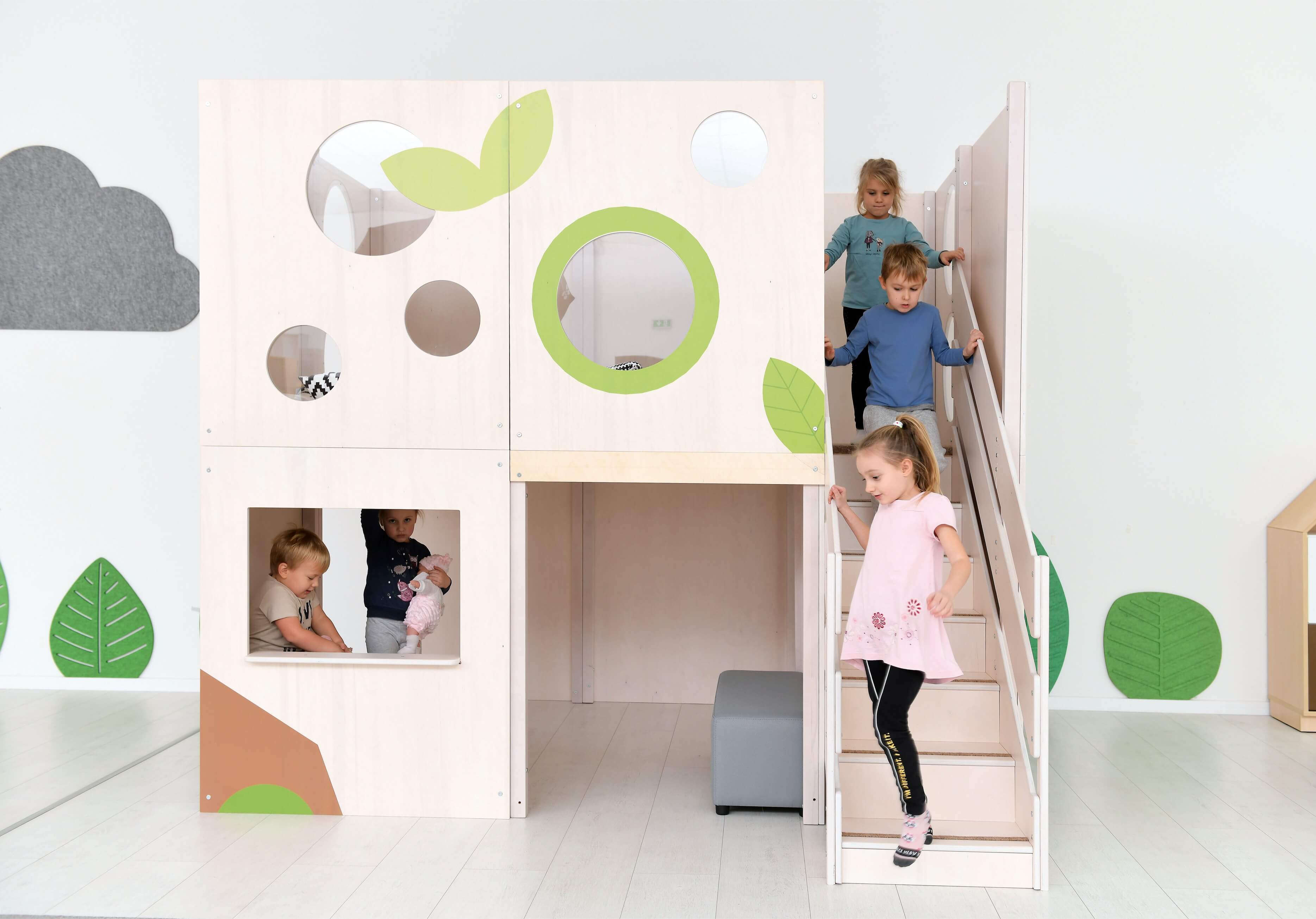 Hochebene Flora für Kindergarten Ansicht vorne mit Kindern im Gruppenraum