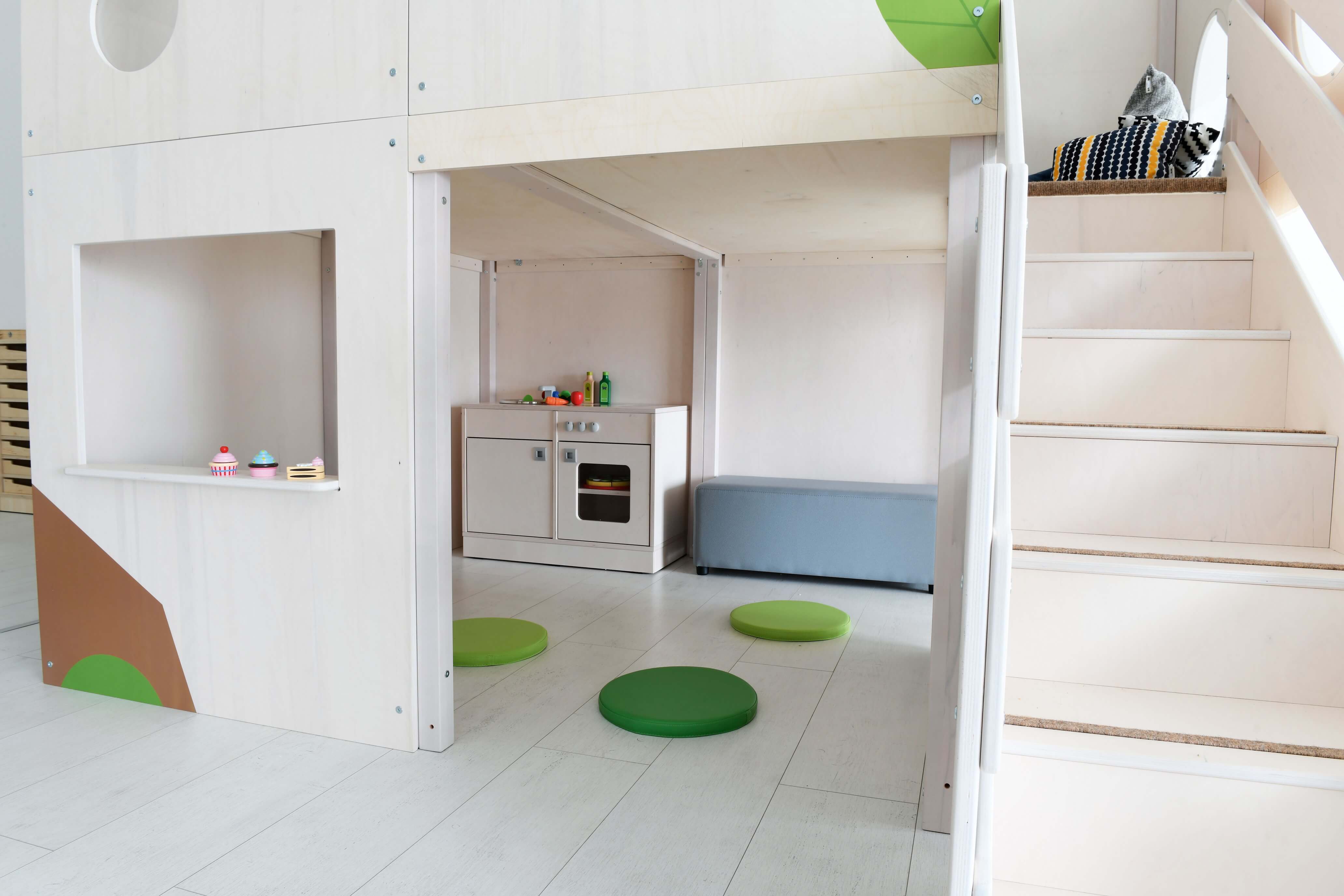 Hochebene Flora für Kindergarten Detailansicht von unten mit Spielküche