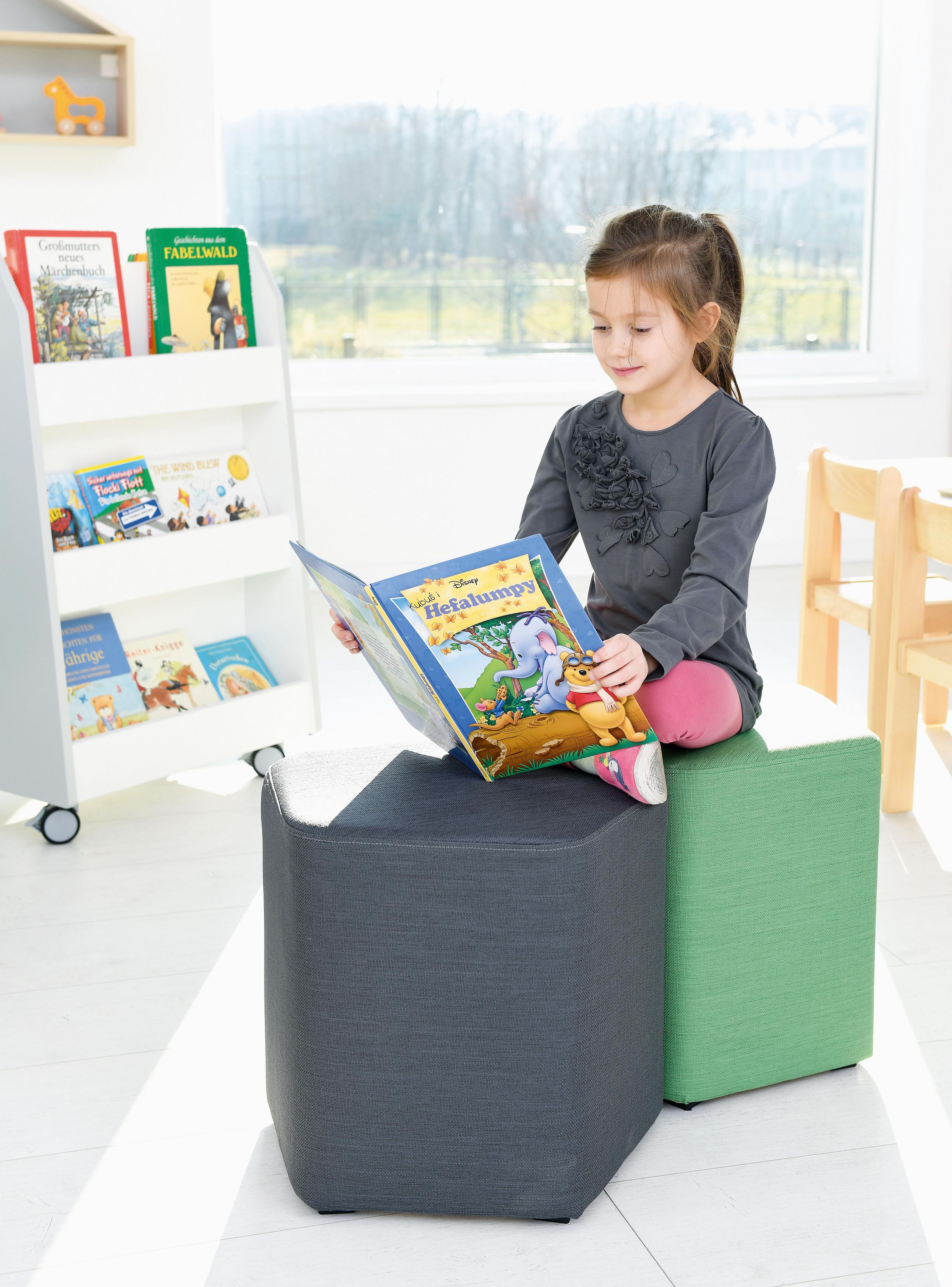 Inflamea Hocker pentagonal H42cm: Kind liest auf Sitzhocker pentagonal H42cm