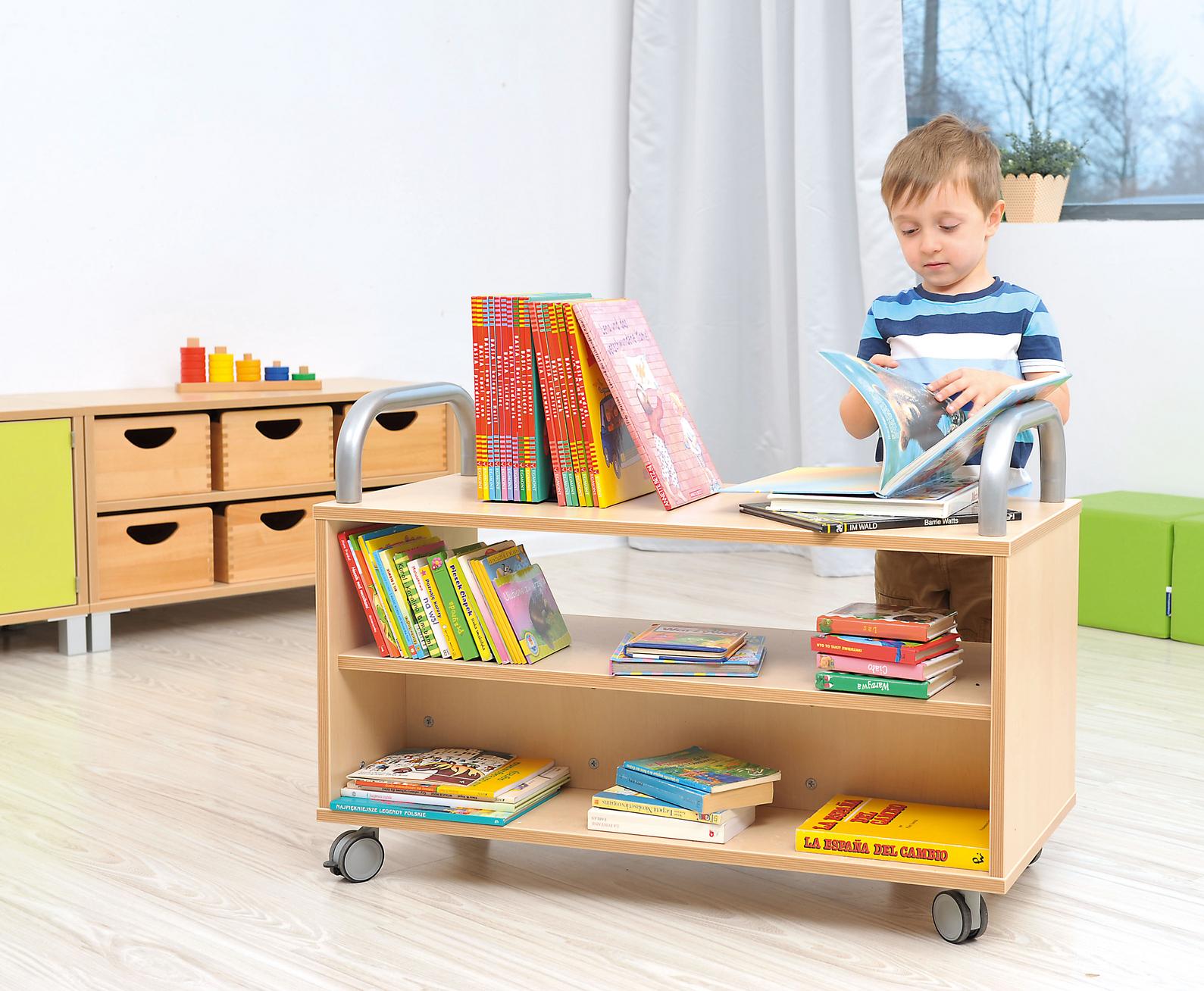 Kind mit Flexi Bücherwagen in Leseecke beschäftigt - Produkt wird im Kindergarten oder Schule genutzt.