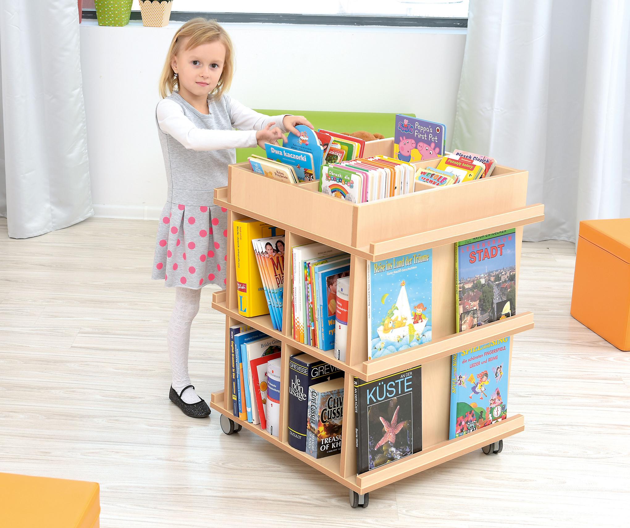 Kind mit mobilem Bücherregal in der Leseecke. - Produkt wird im Kindergarten oder Schule genutzt.