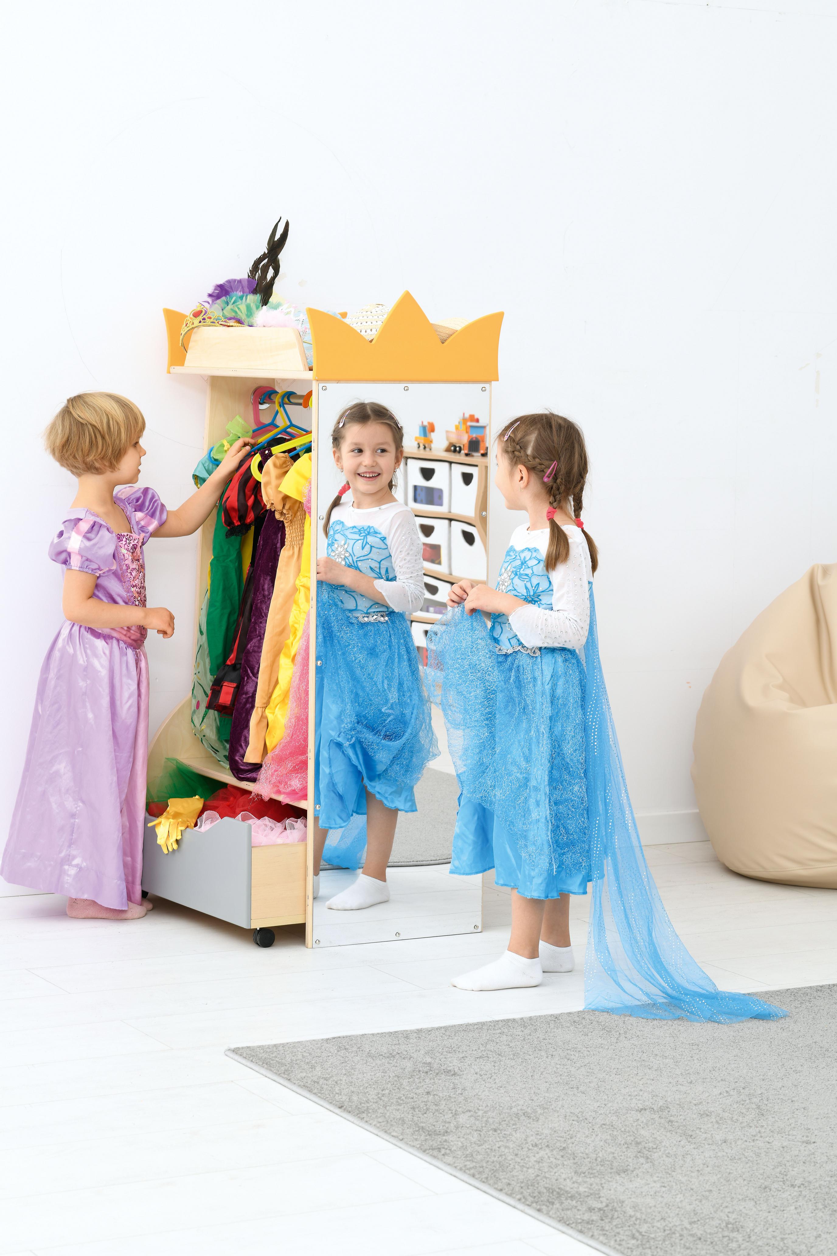 Kinder verkleiden sich an Kindergarten Garderobe mit großem Spiegel