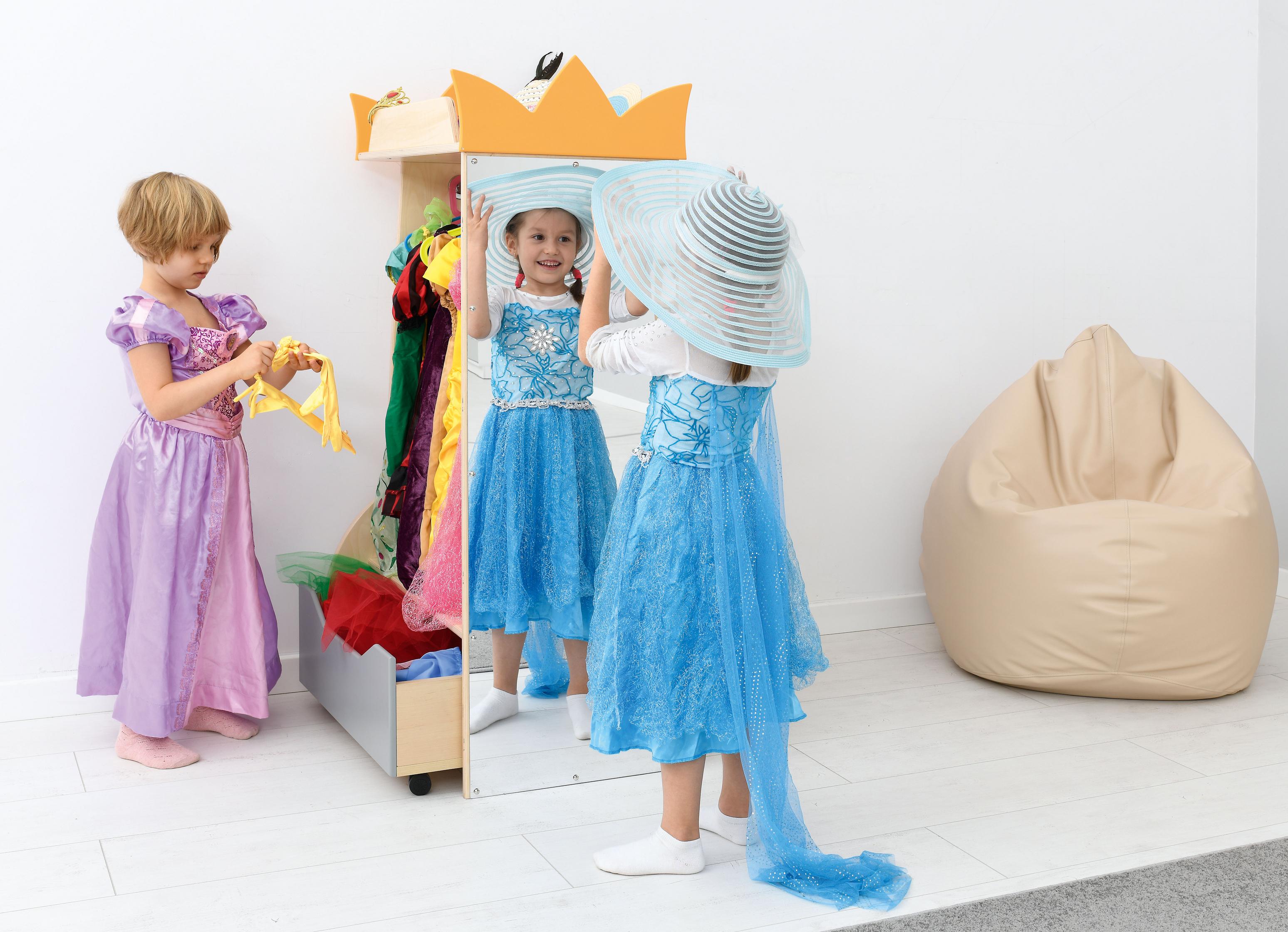 Kinder verkleiden sich an Kindergarten Garderobe mit großem Spiegel